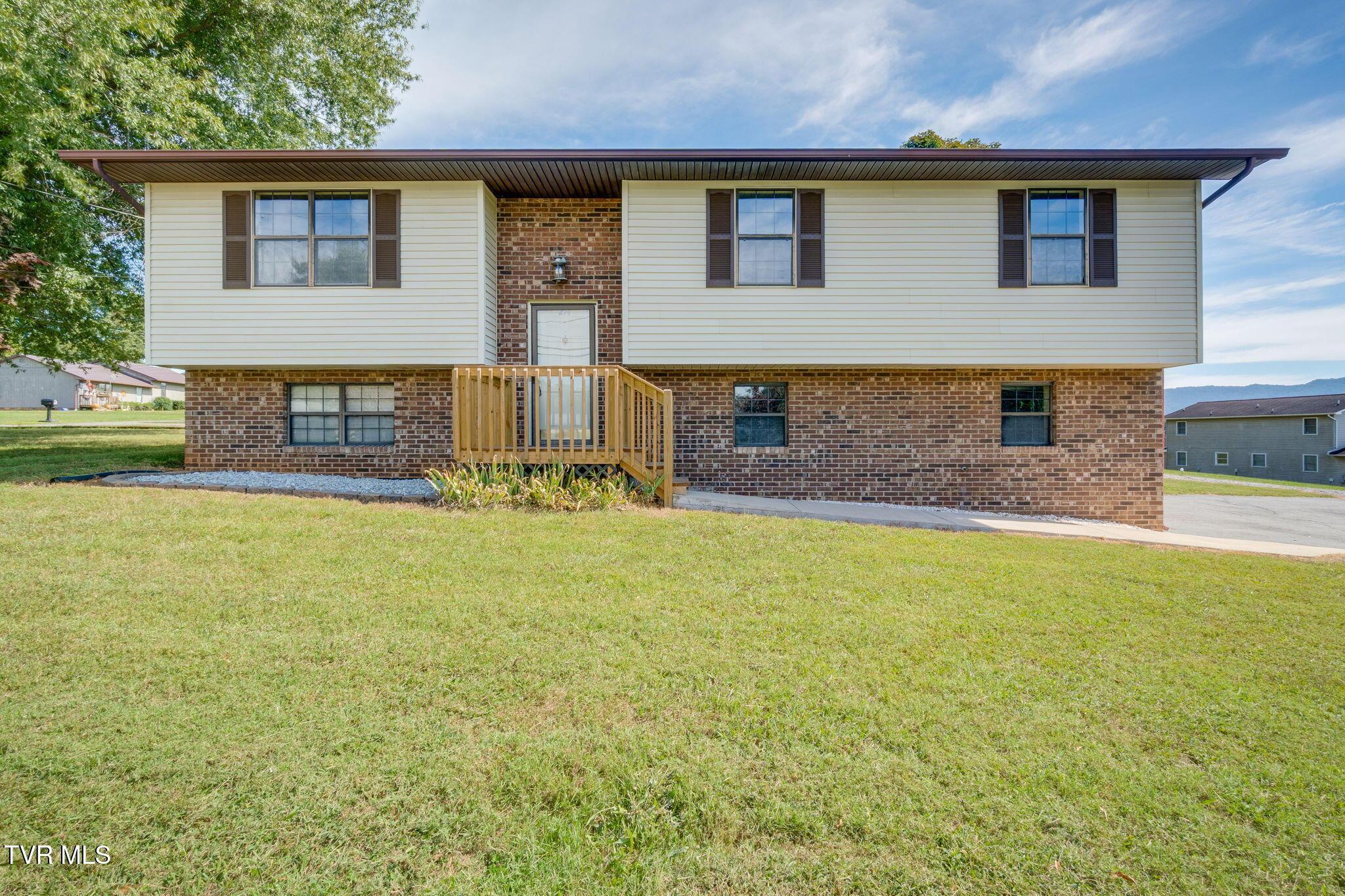 Photo of 3 bed, 2 bath, 1,184 sq ft single family residence at 214 Englewood Avenue