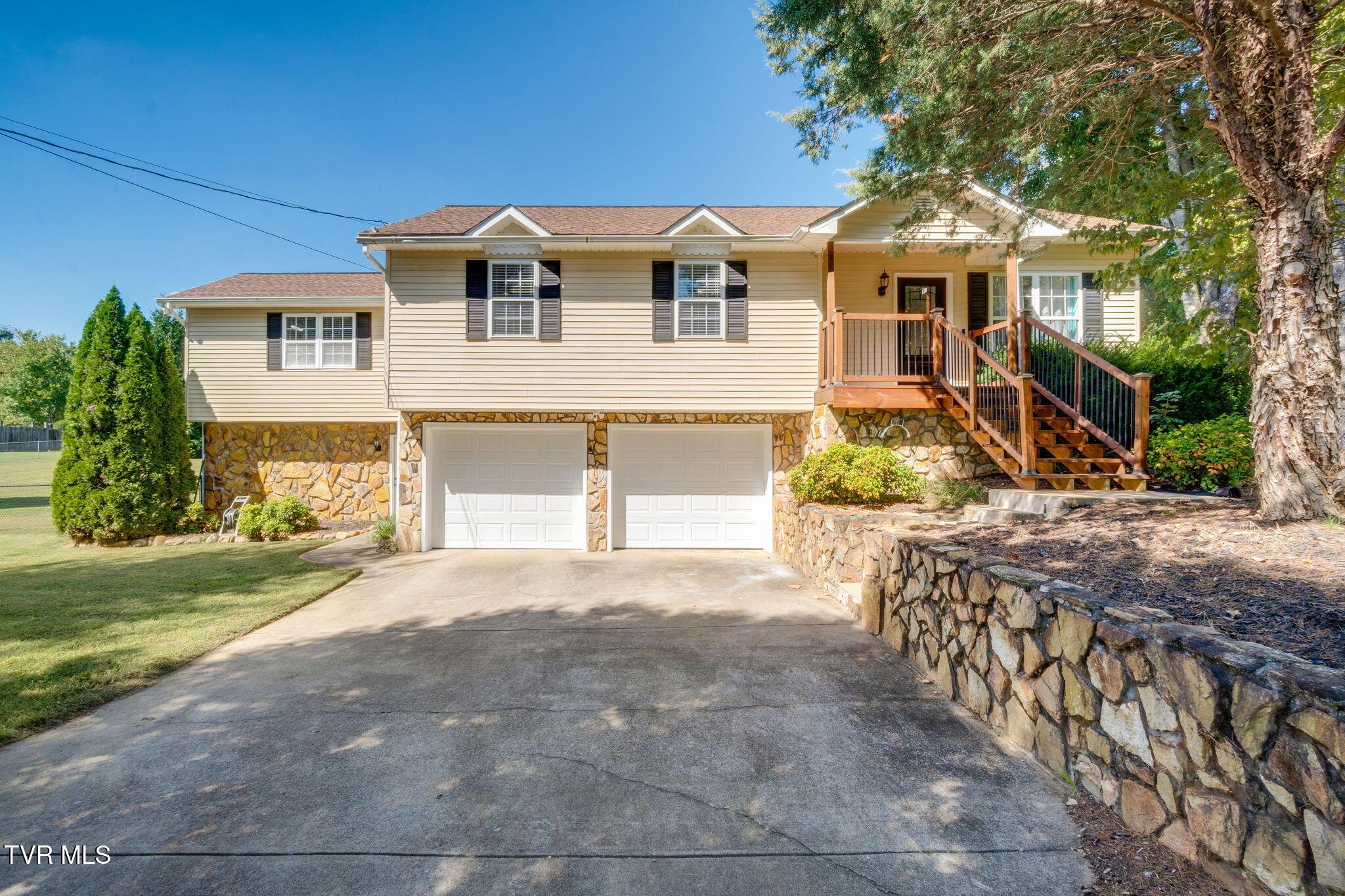 Photo of 3 bed, 2 bath, 2,212 sq ft single family residence at 442 Miller Road