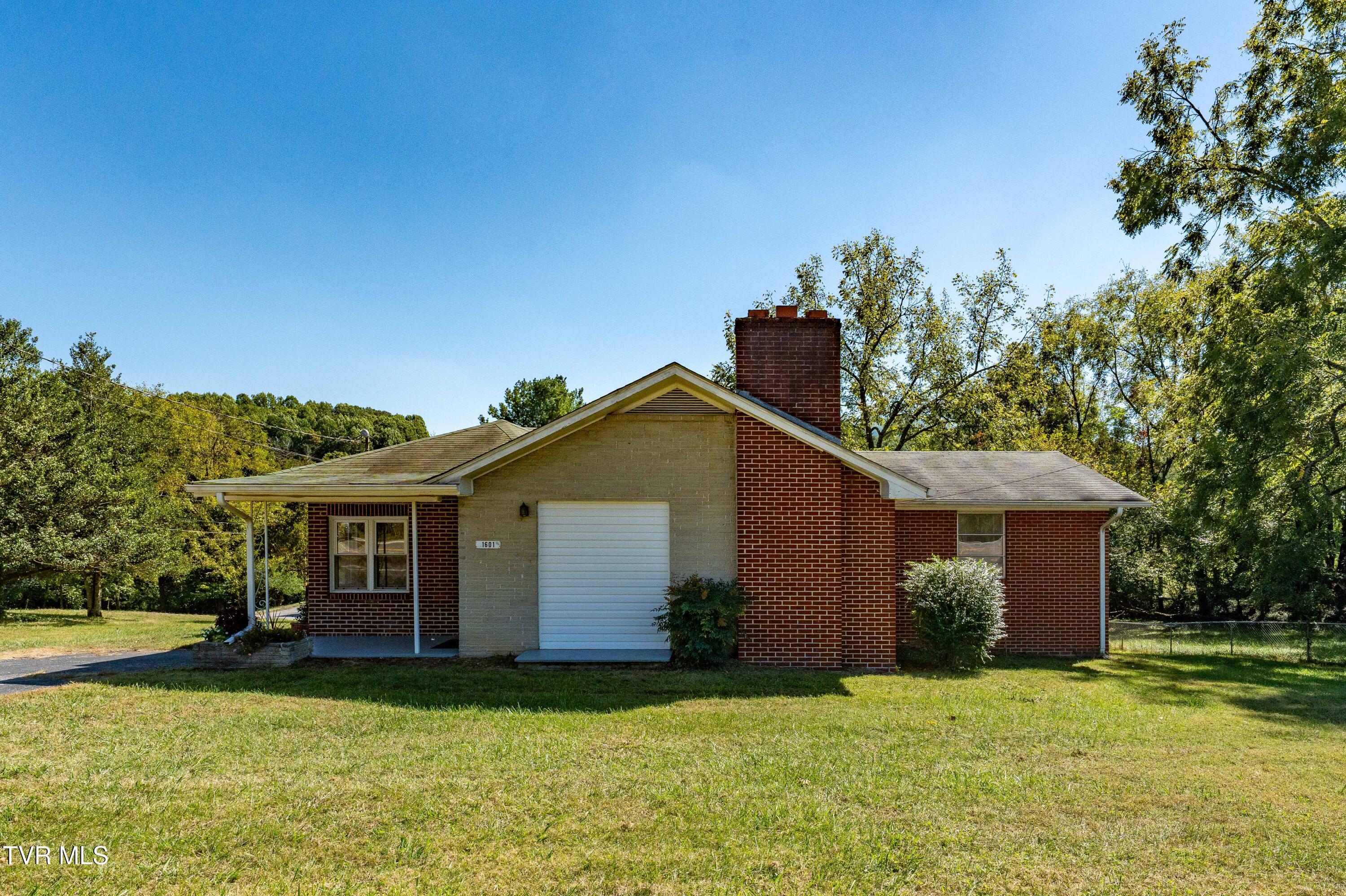 Photo of 3 bed, 2 bath, 1,704 sq ft single family residence at 1601 Cherokee Road