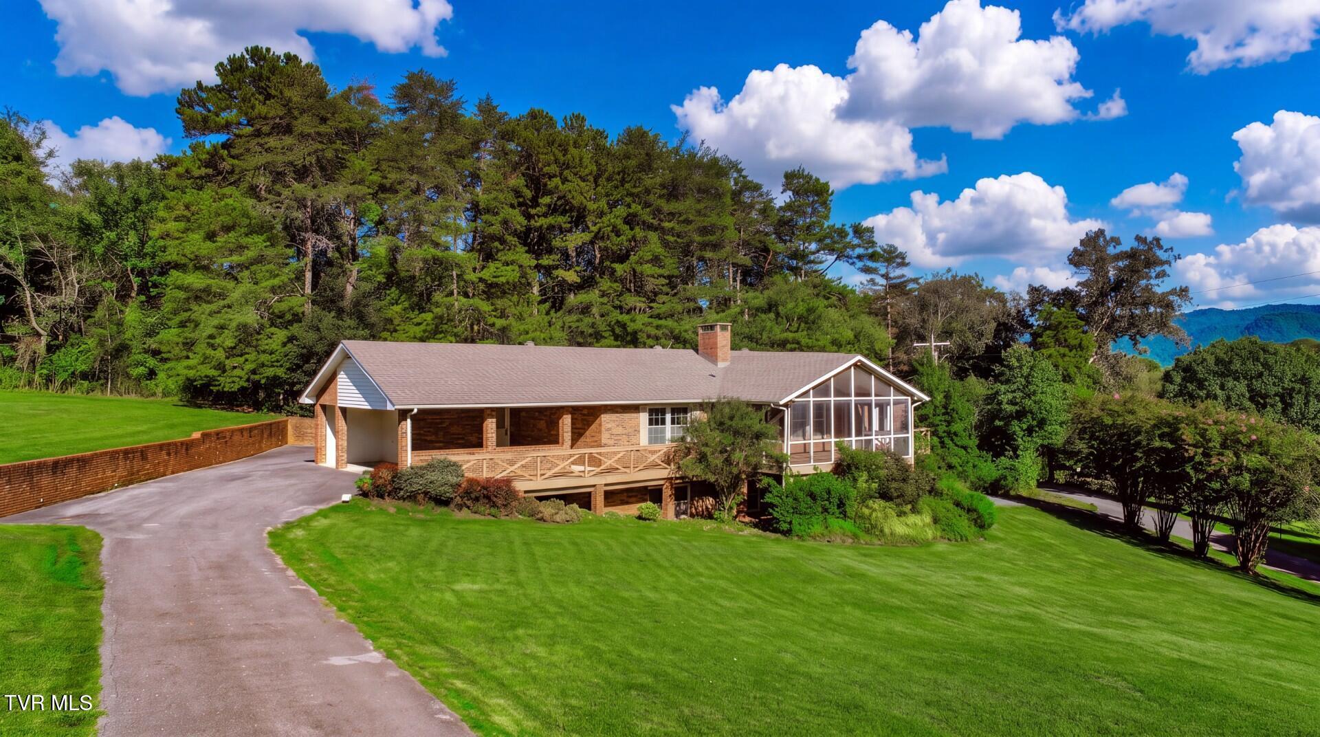 Photo of 4 bed, 3 bath, 2,969 sq ft single family residence at 1235 Golf Course Road