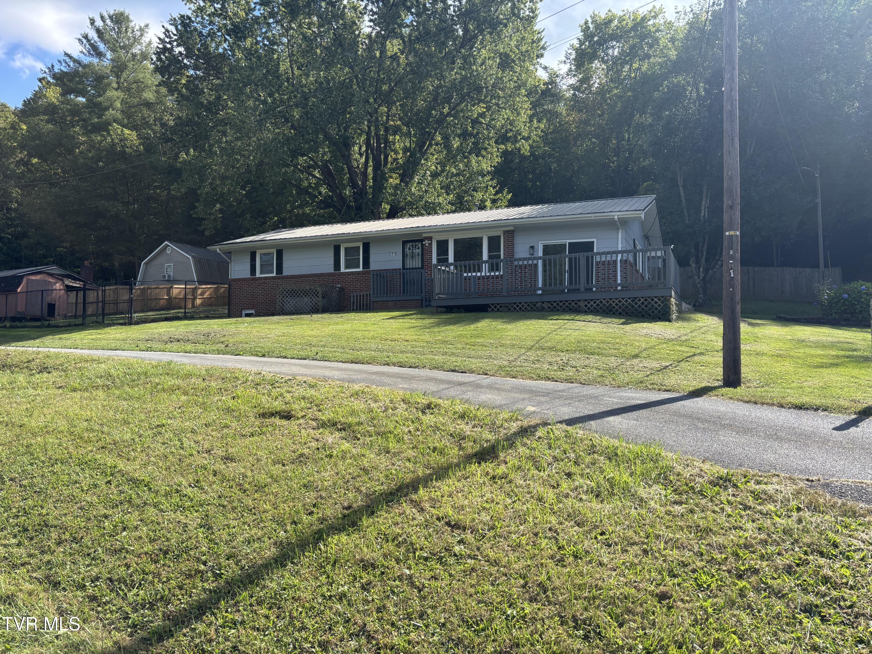 Photo of 3 bed, 1 bath, 1,200 sq ft residential lease at 175 Haun Drive