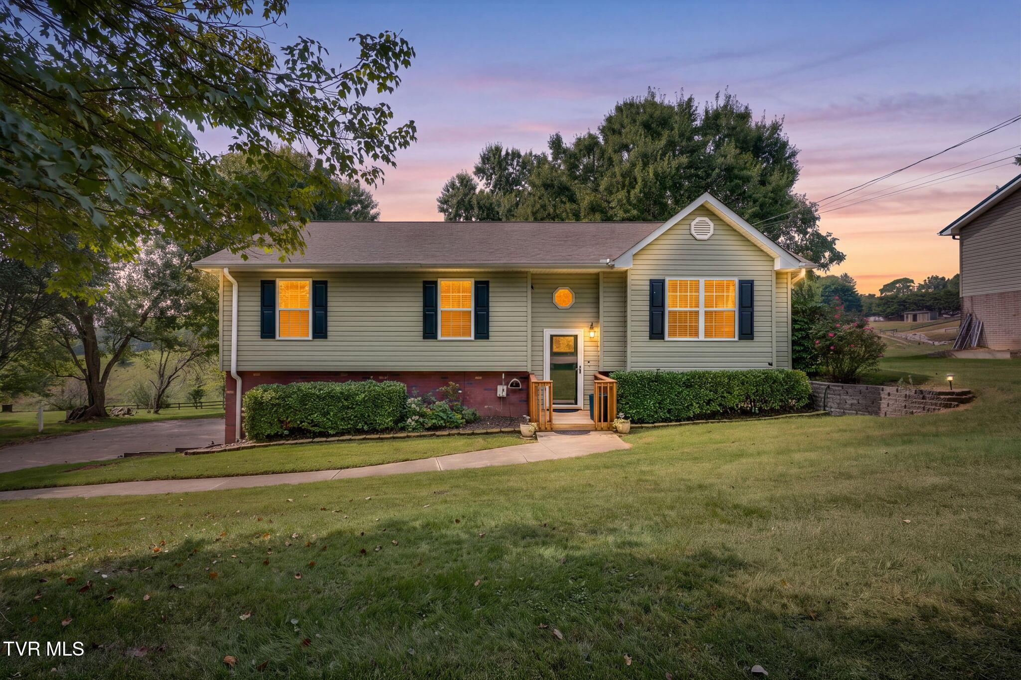 Photo of 4 bed, 3 bath, 1,804 sq ft single family residence at 421 Old Embreeville Road