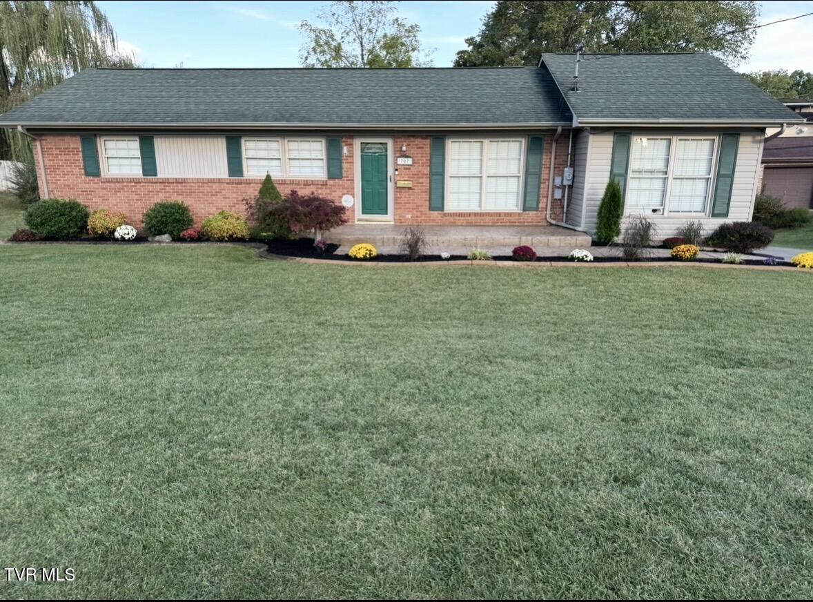 Photo of 3 bed, 2 bath, 2,713 sq ft single family residence at 707 Hollis