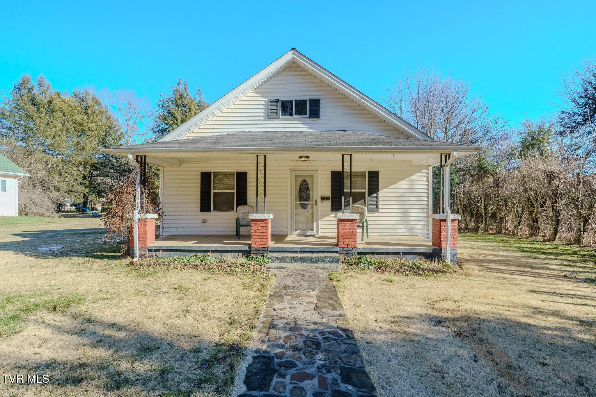 Photo of 3 bed, 2 bath, 1,288 sq ft single family residence at 432 North Church Street