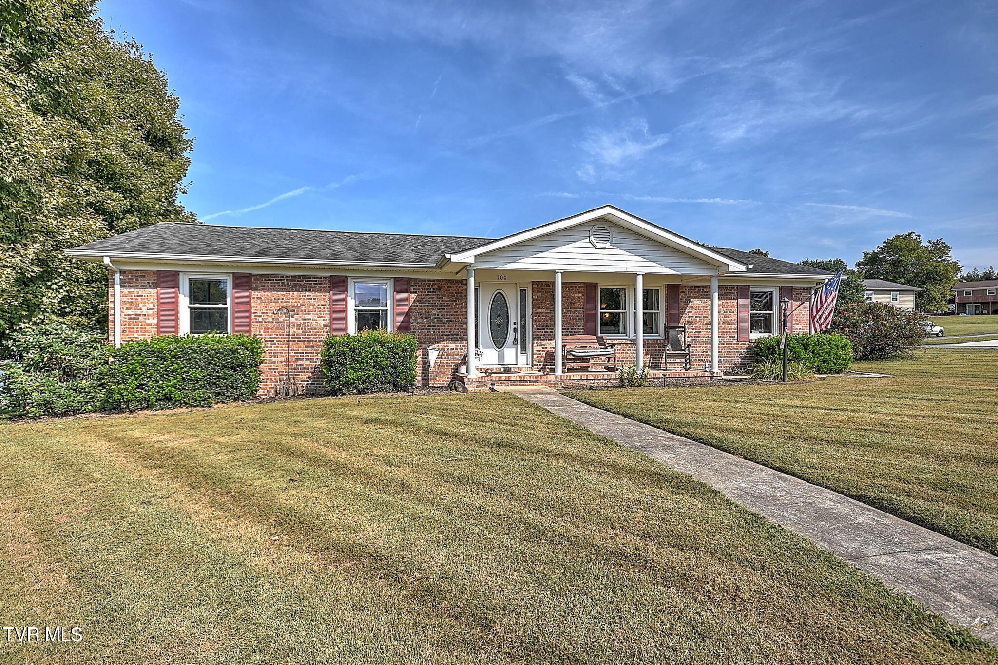 Photo of 3 bed, 2 bath, 1,512 sq ft single family residence at 100 Royal Oak Drive