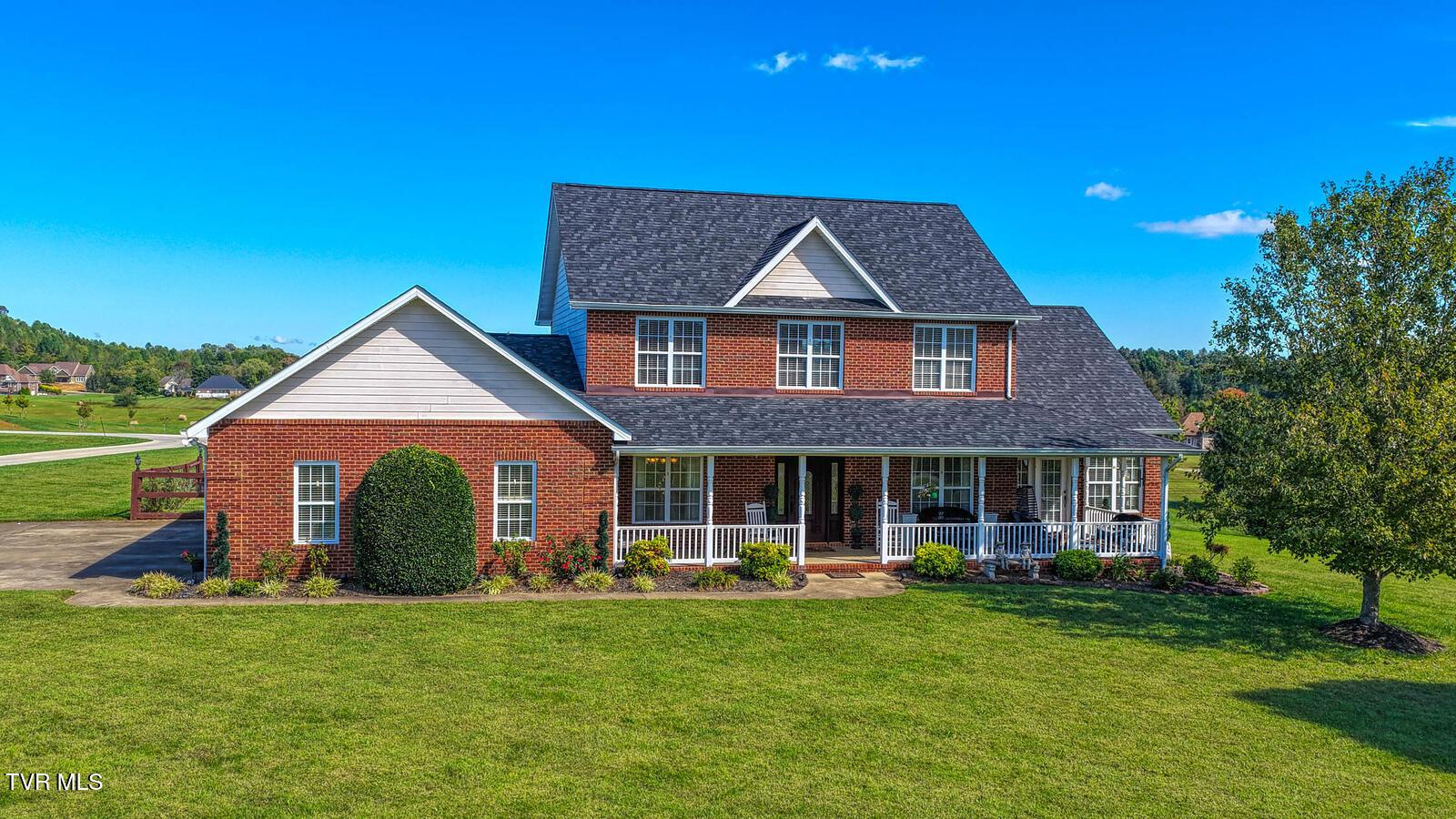 Photo of 5 bed, 3 bath, 2,594 sq ft single family residence at 225 Plantation Drive