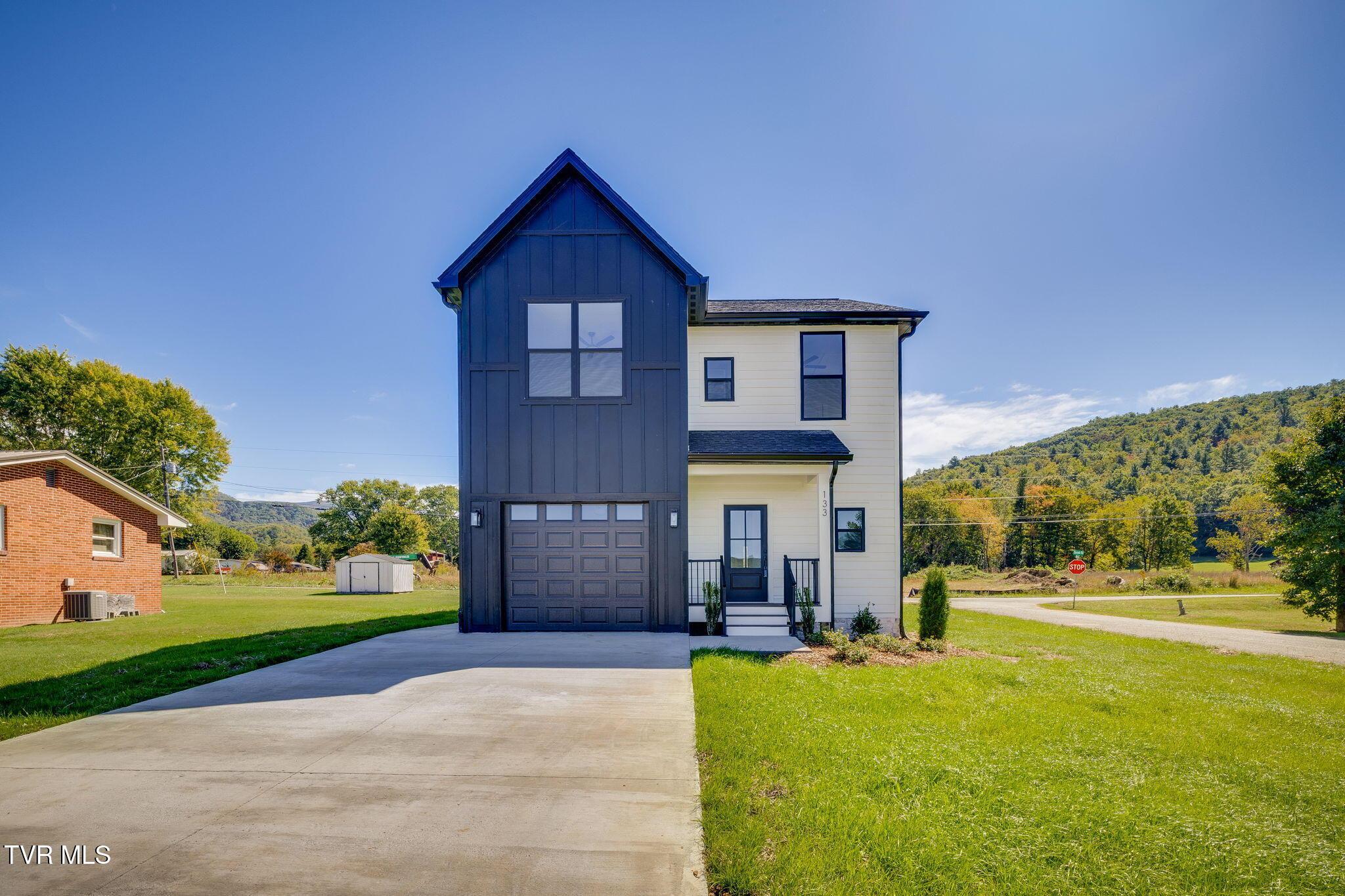 Photo of 4 bed, 3 bath, 1,742 sq ft single family residence at 133 Unaka View Drive