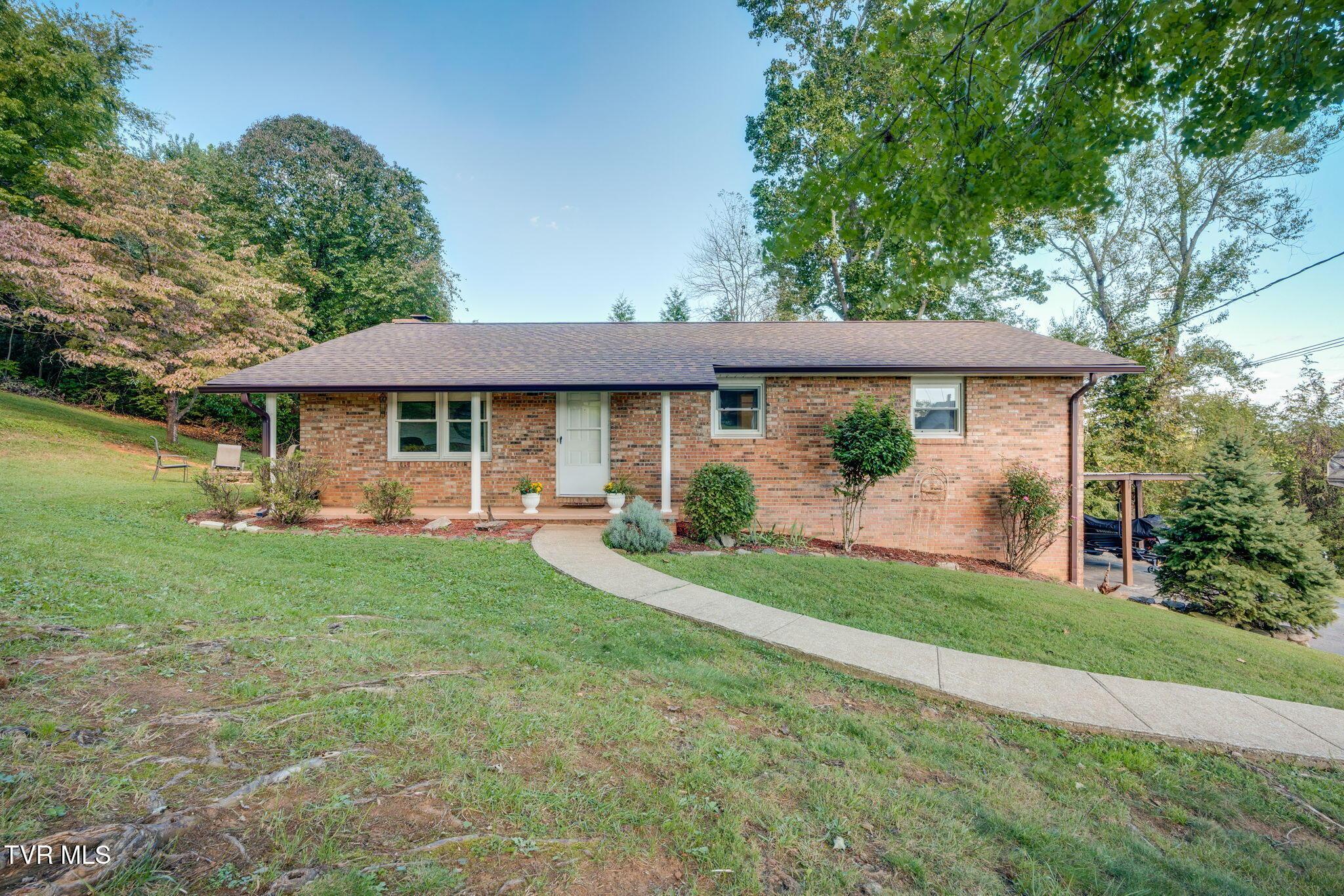 Photo of 3 bed, 2 bath, 2,036 sq ft single family residence at 121 Sunset Road