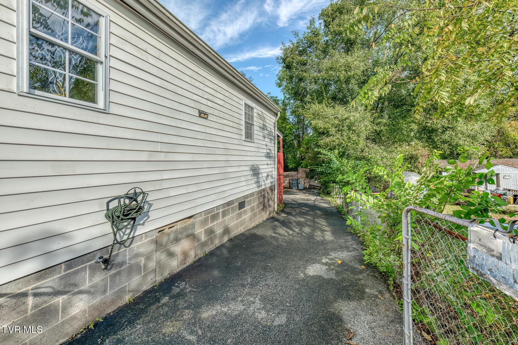 2106 Millye St-26