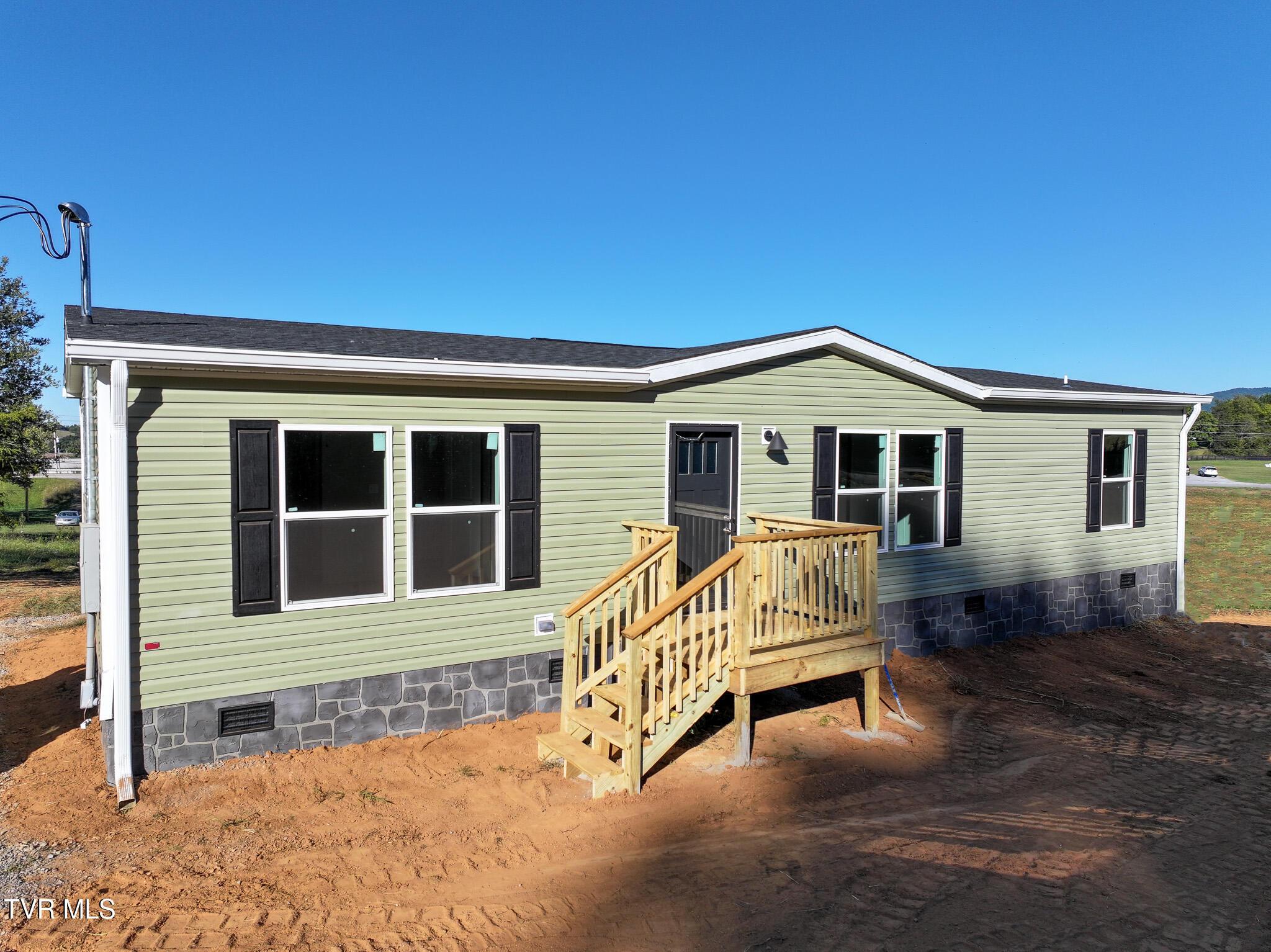 Photo of 2 bed, 2 bath, 1,370 sq ft single family residence at 124 Dillow Hill Drive