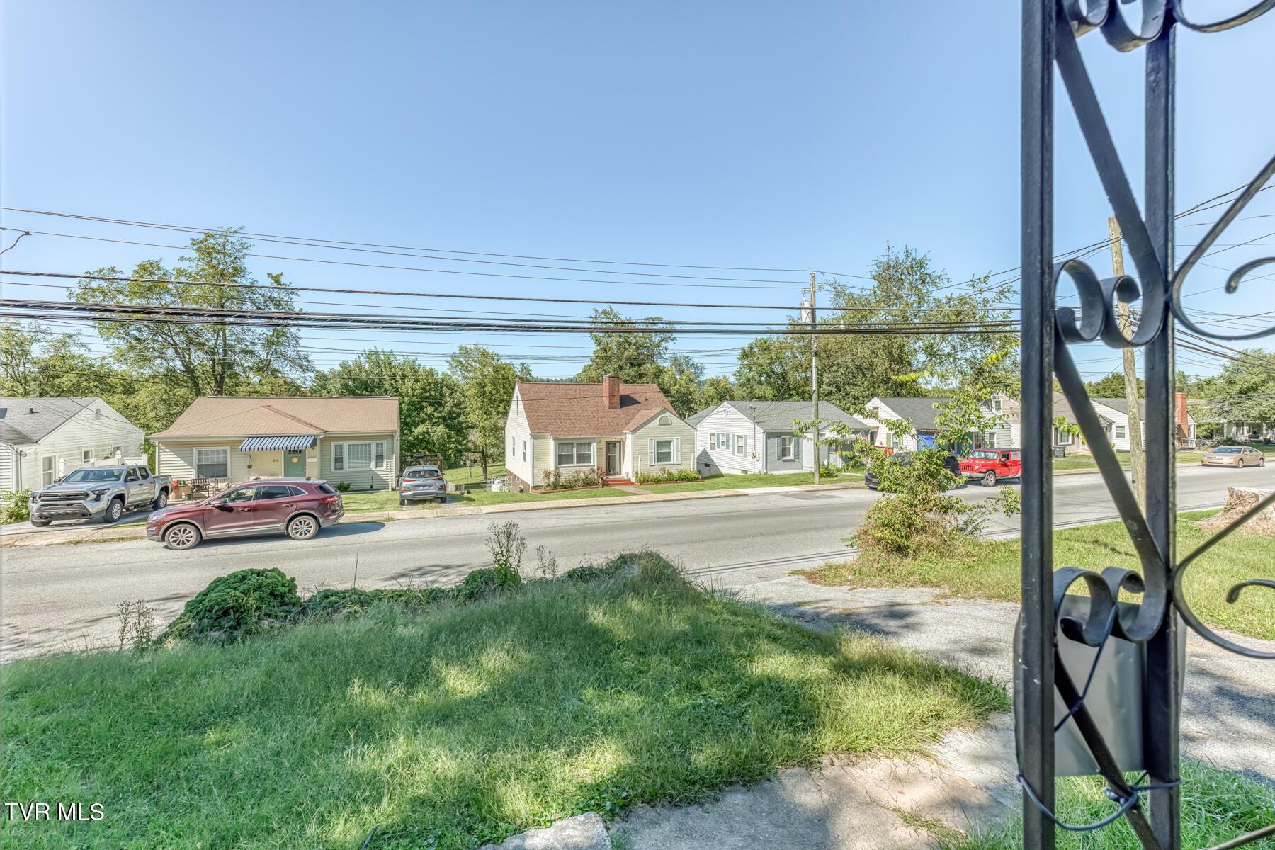 2410 Broad St-3
