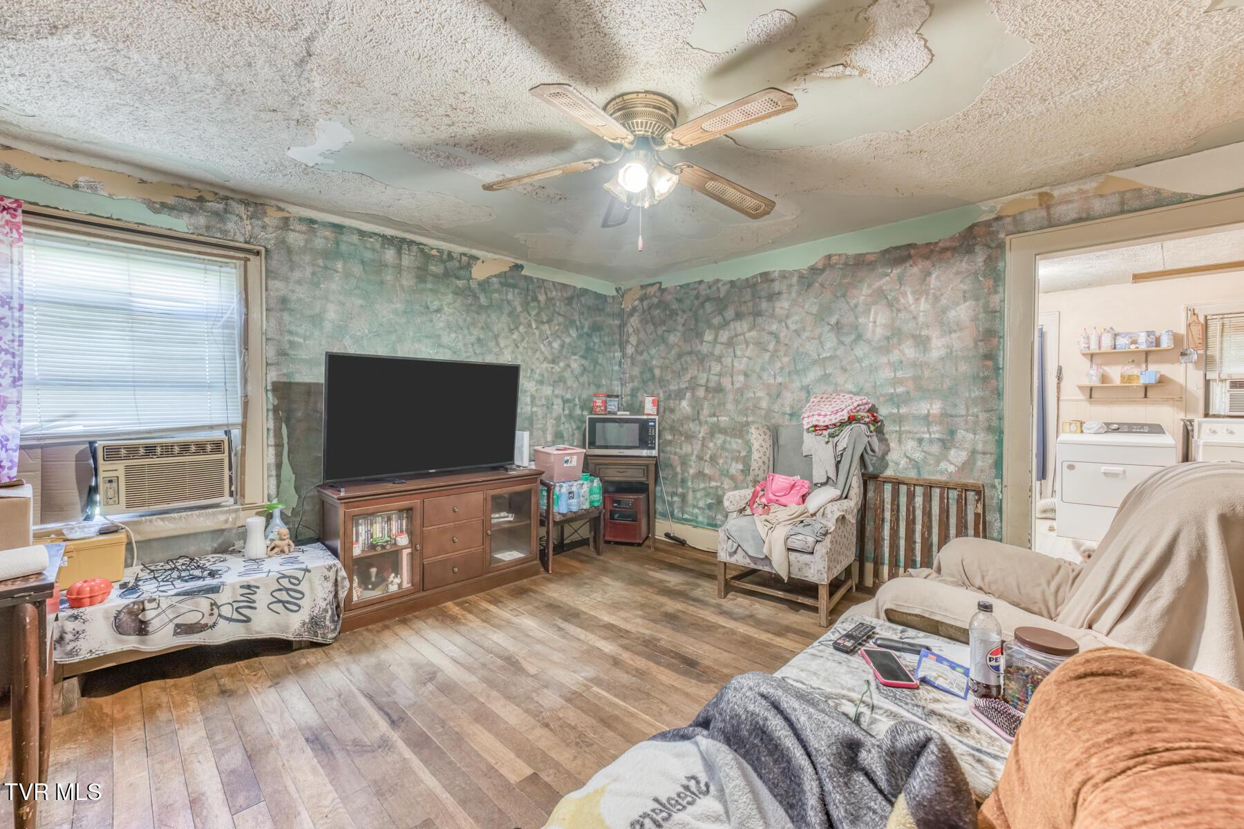 2410 Broad St-4