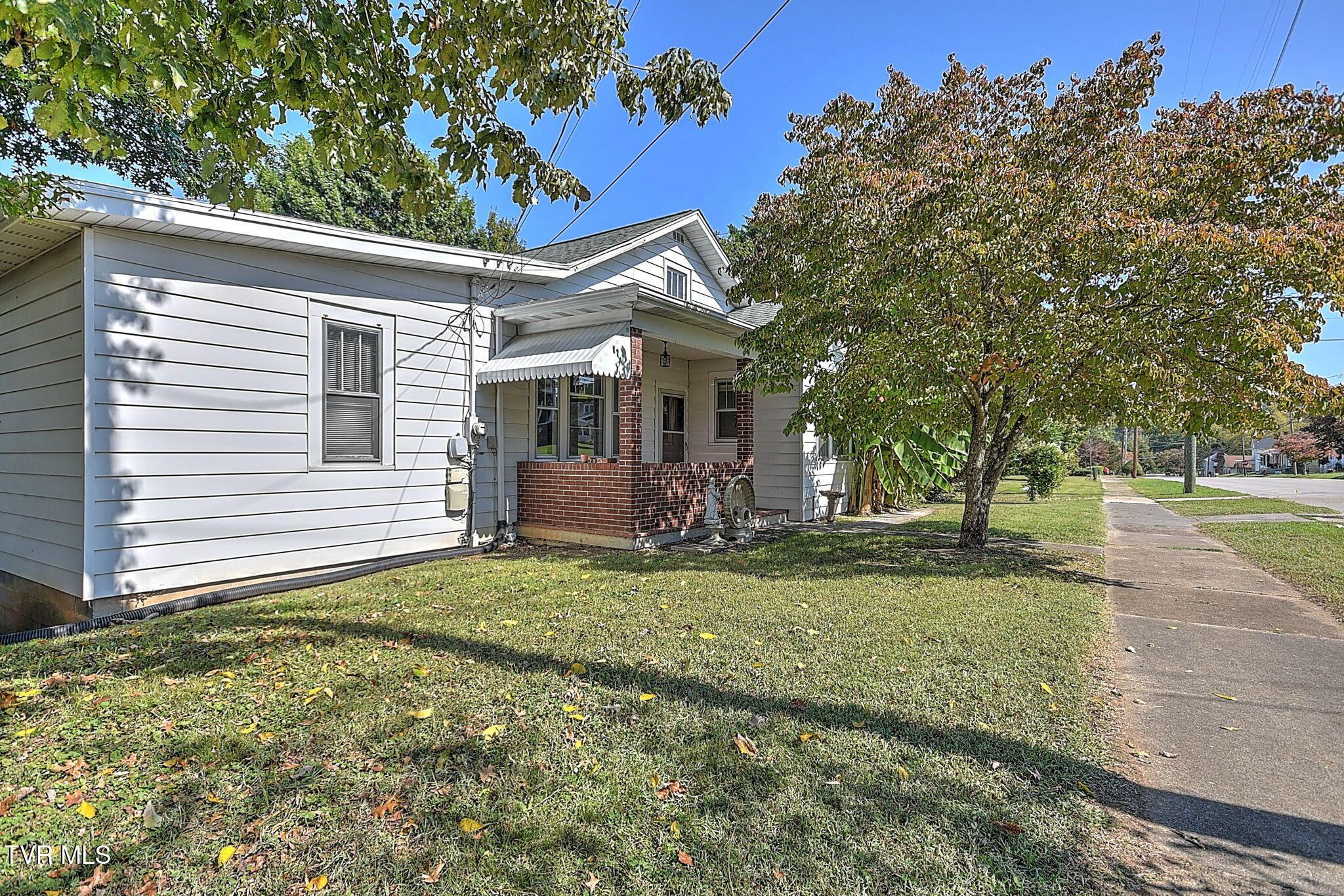 Photo of 3 bed, 3 bath, 2,474 sq ft single family residence at 277 Main Street