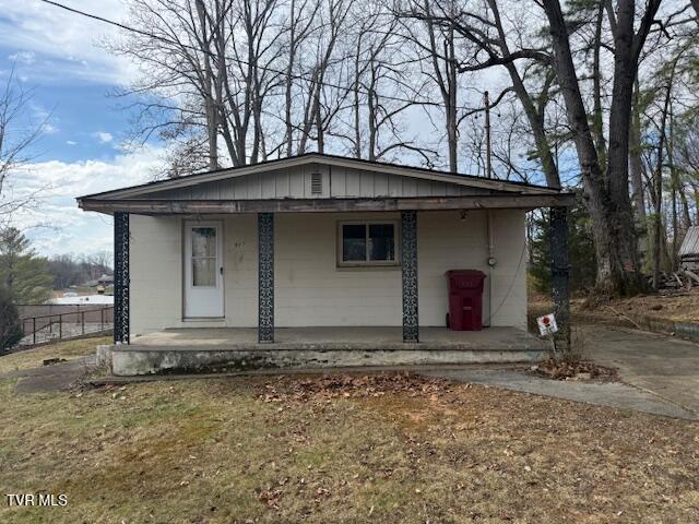 Photo of 2 bed, 1 bath, 1,064 sq ft single family residence at 607 North Barton Street