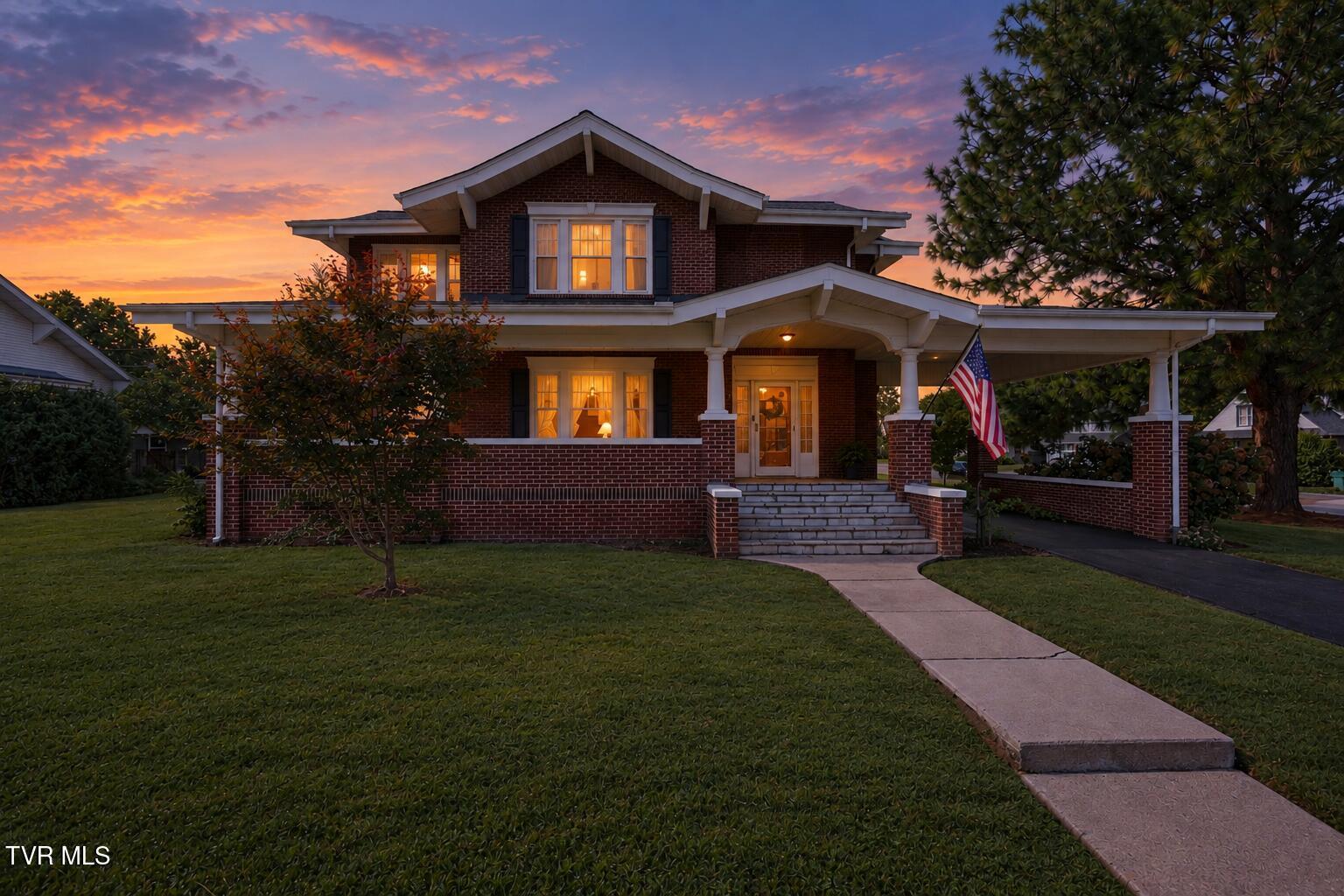 Photo of 4 bed, 4 bath, 2,466 sq ft single family residence at 608 Love Street