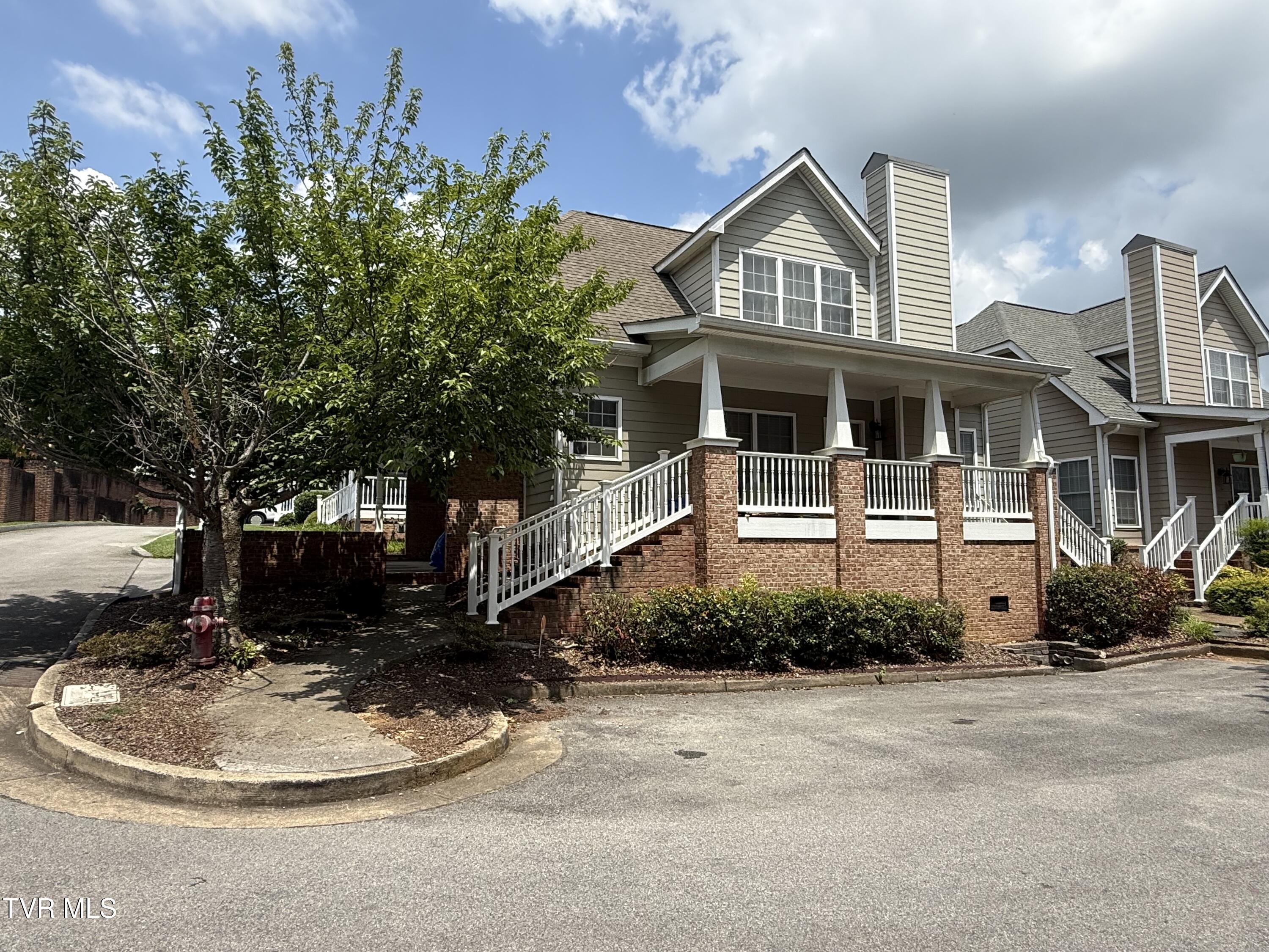 Photo of 3 bed, 2 bath, 1,728 sq ft residential lease at 10 Charleston Court