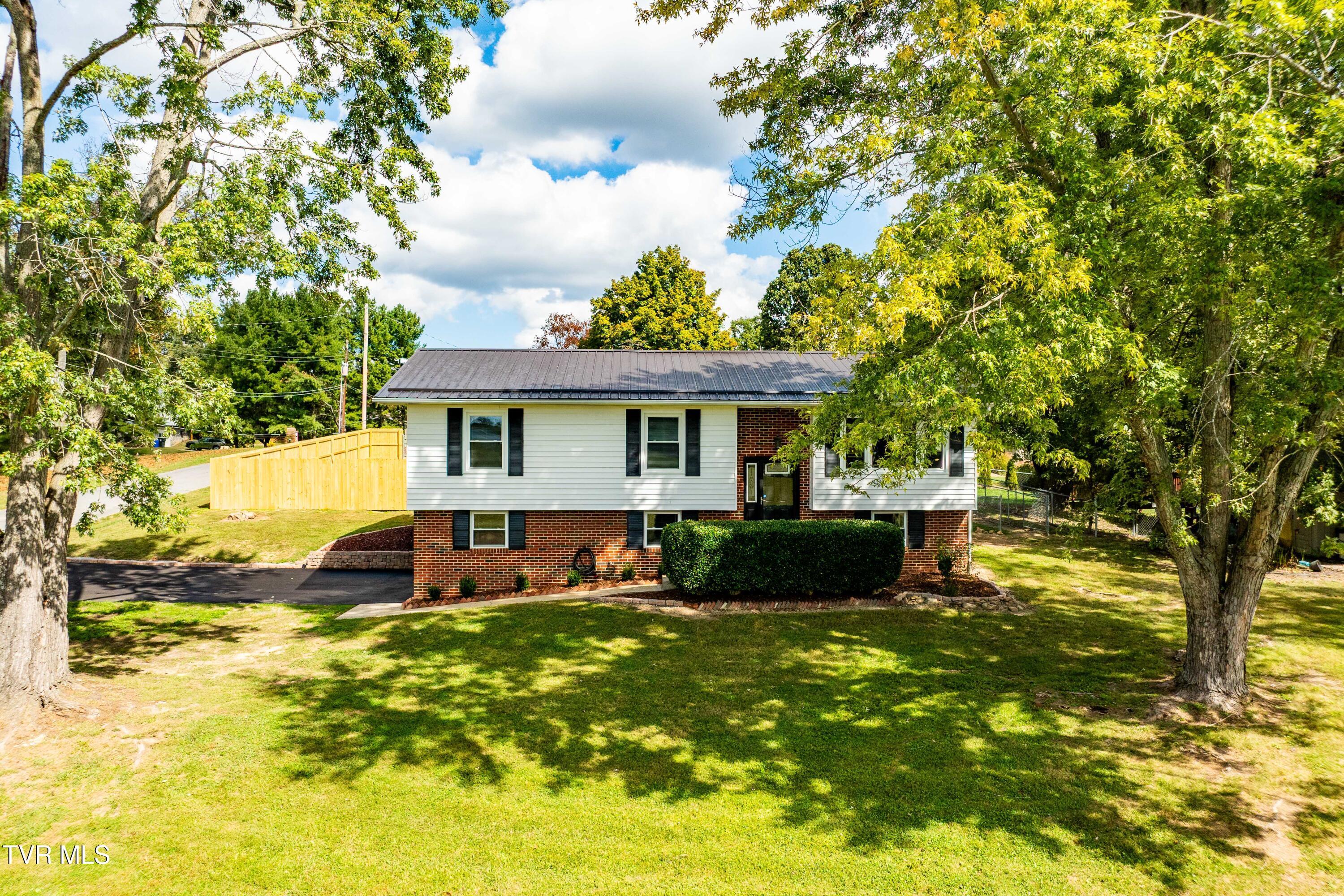 Photo of 3 bed, 2 bath, 1,743 sq ft single family residence at 118 Greenmeadow Lane