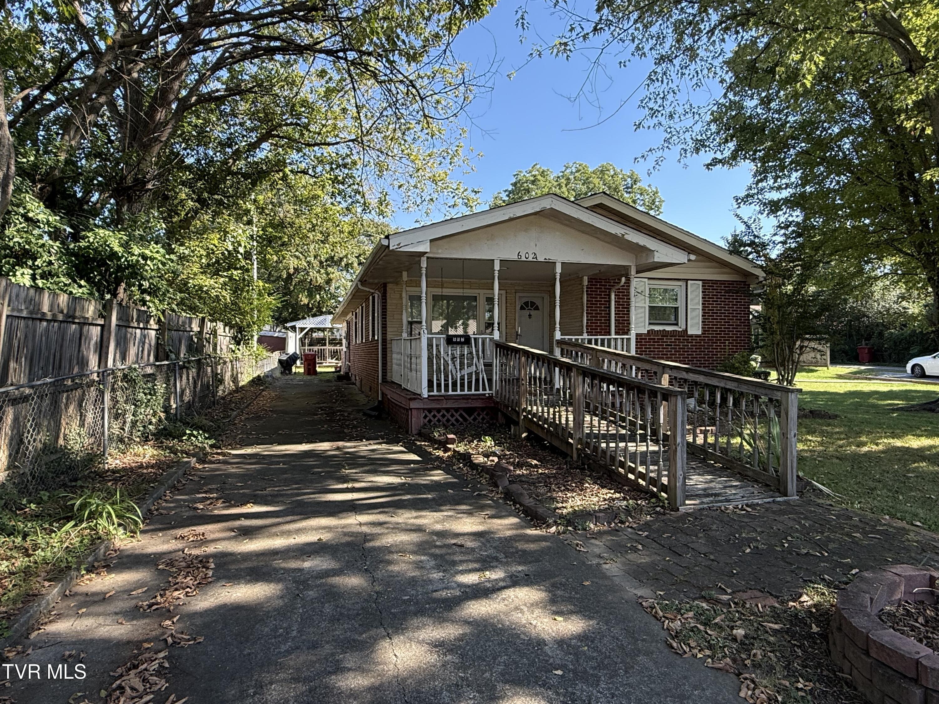 Photo of 3 bed, 2 bath, 1,218 sq ft single family residence at 602 Montgomery Street