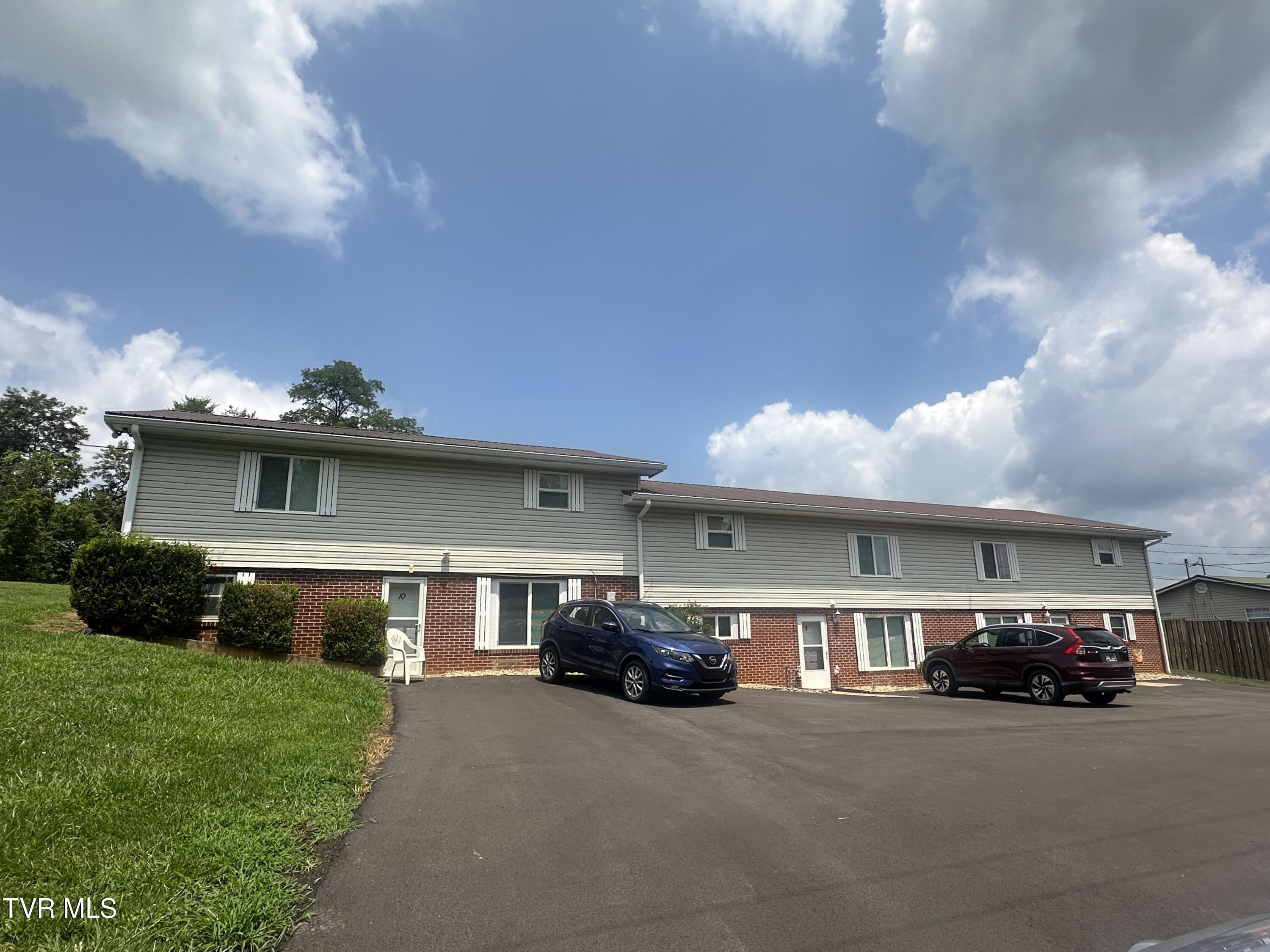 Photo of 2 bed, 1 bath, 976 sq ft residential lease at 160 Kathy Avenue #9