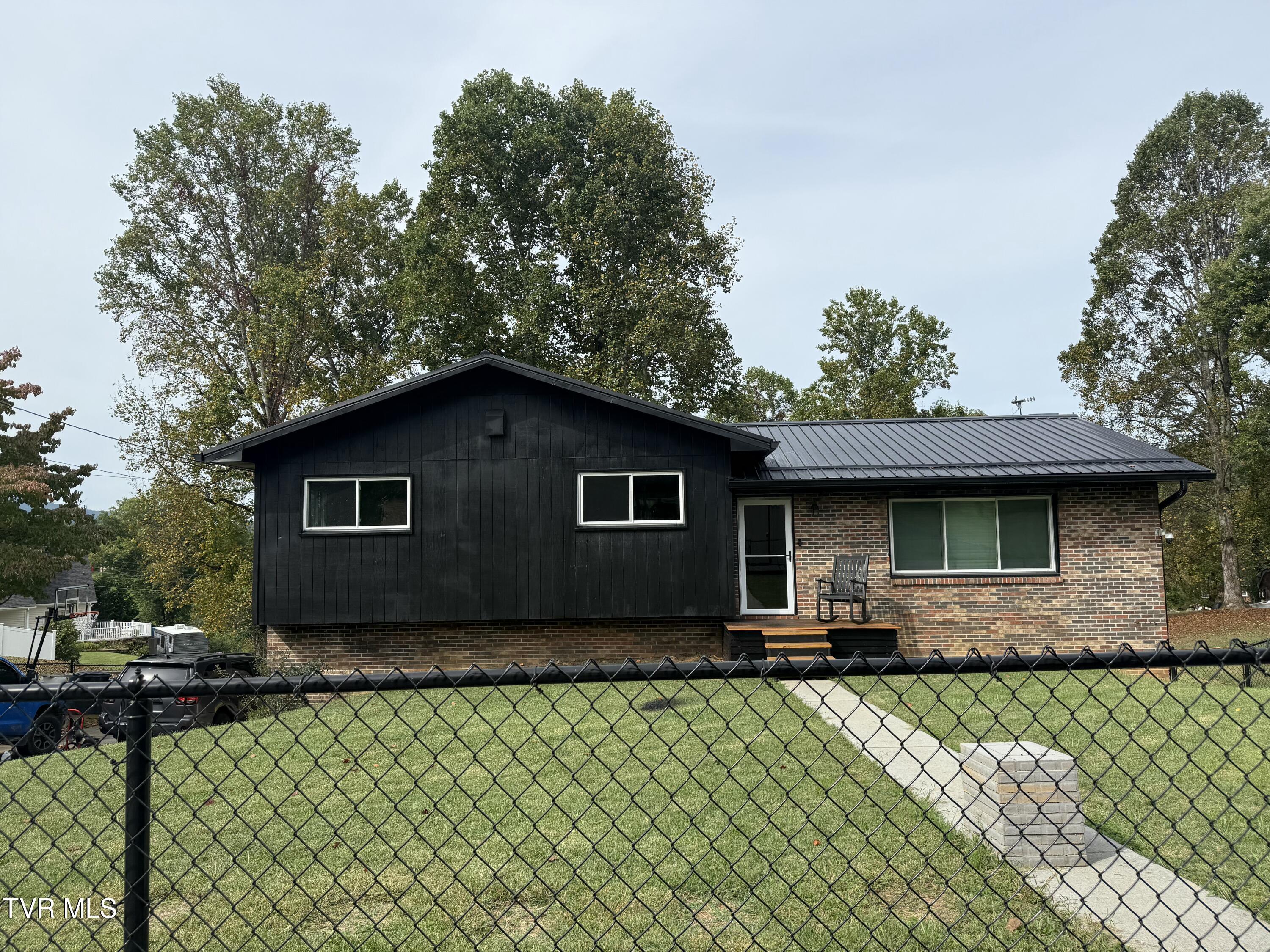 Photo of 4 bed, 3 bath, 2,080 sq ft single family residence at 164 Carden Drive