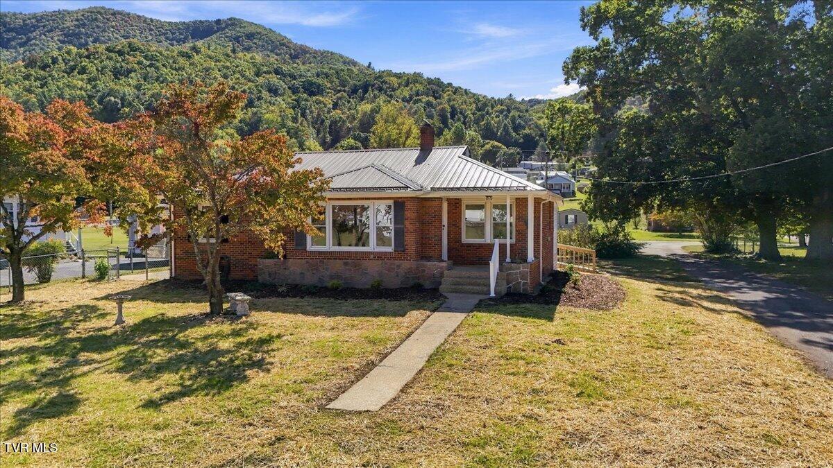 Photo of 3 bed, 1 bath, 1,096 sq ft single family residence at 200 Dennis Cove Road