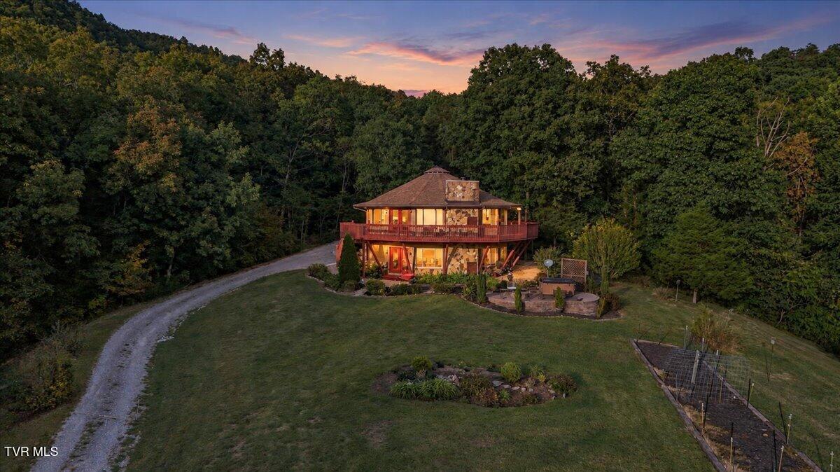 Photo of 5 bed, 5 bath, 2,784 sq ft single family residence at 9125 Asheville Highway