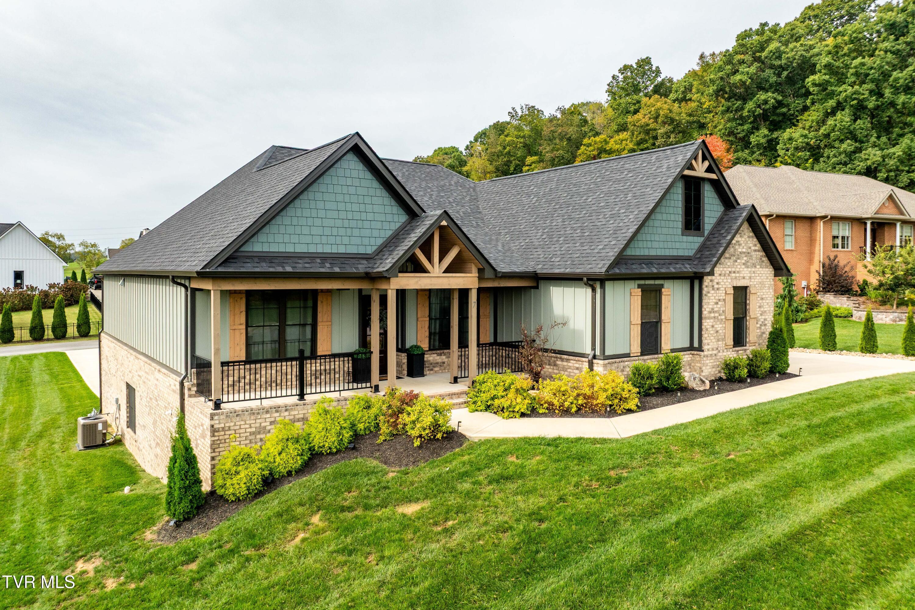 Photo of 3 bed, 2 bath, 2,218 sq ft single family residence at 7 Sweet Pea Terrace