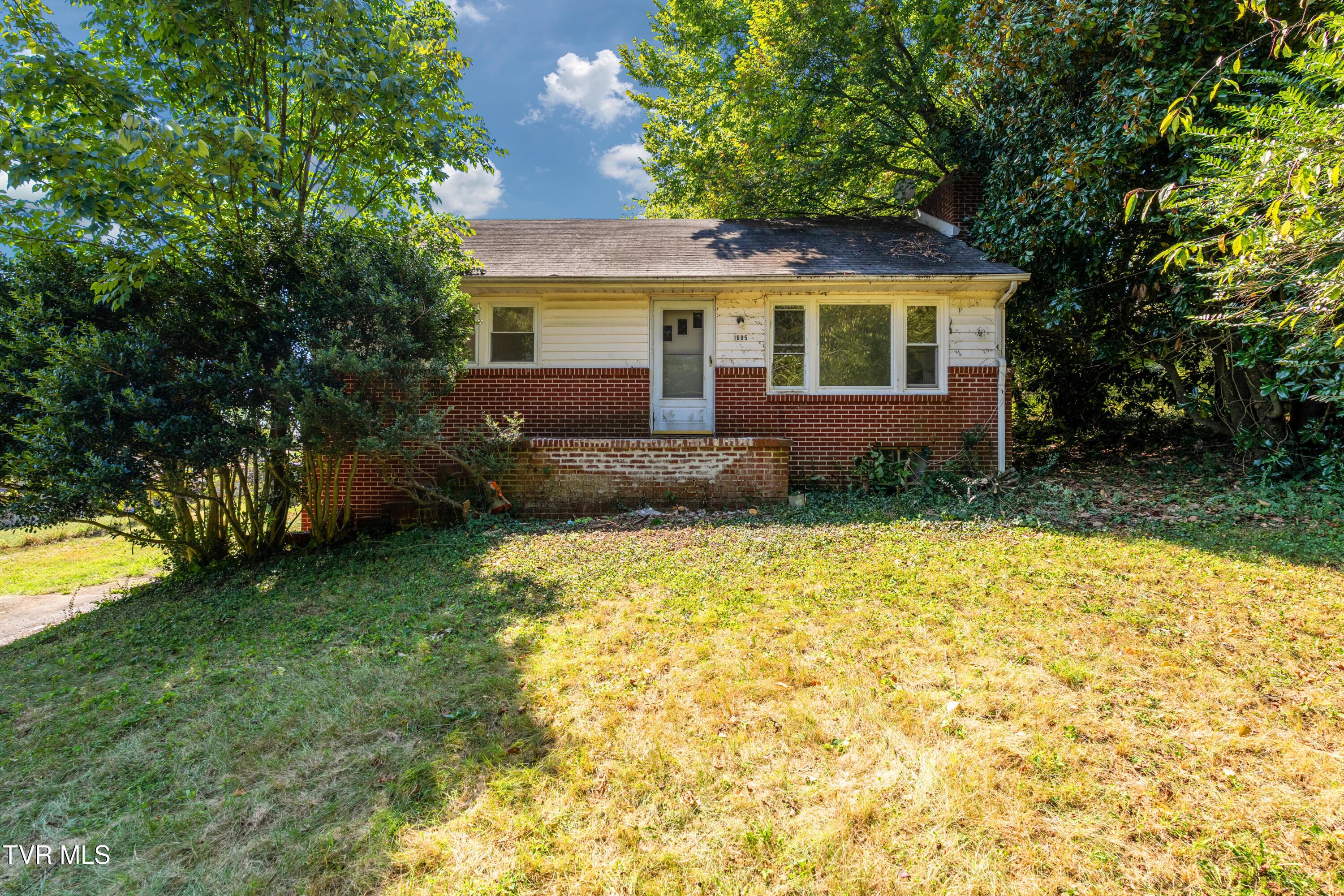 Photo of 3 bed, 1 bath, 1,295 sq ft single family residence at 1605 Highpoint Avenue