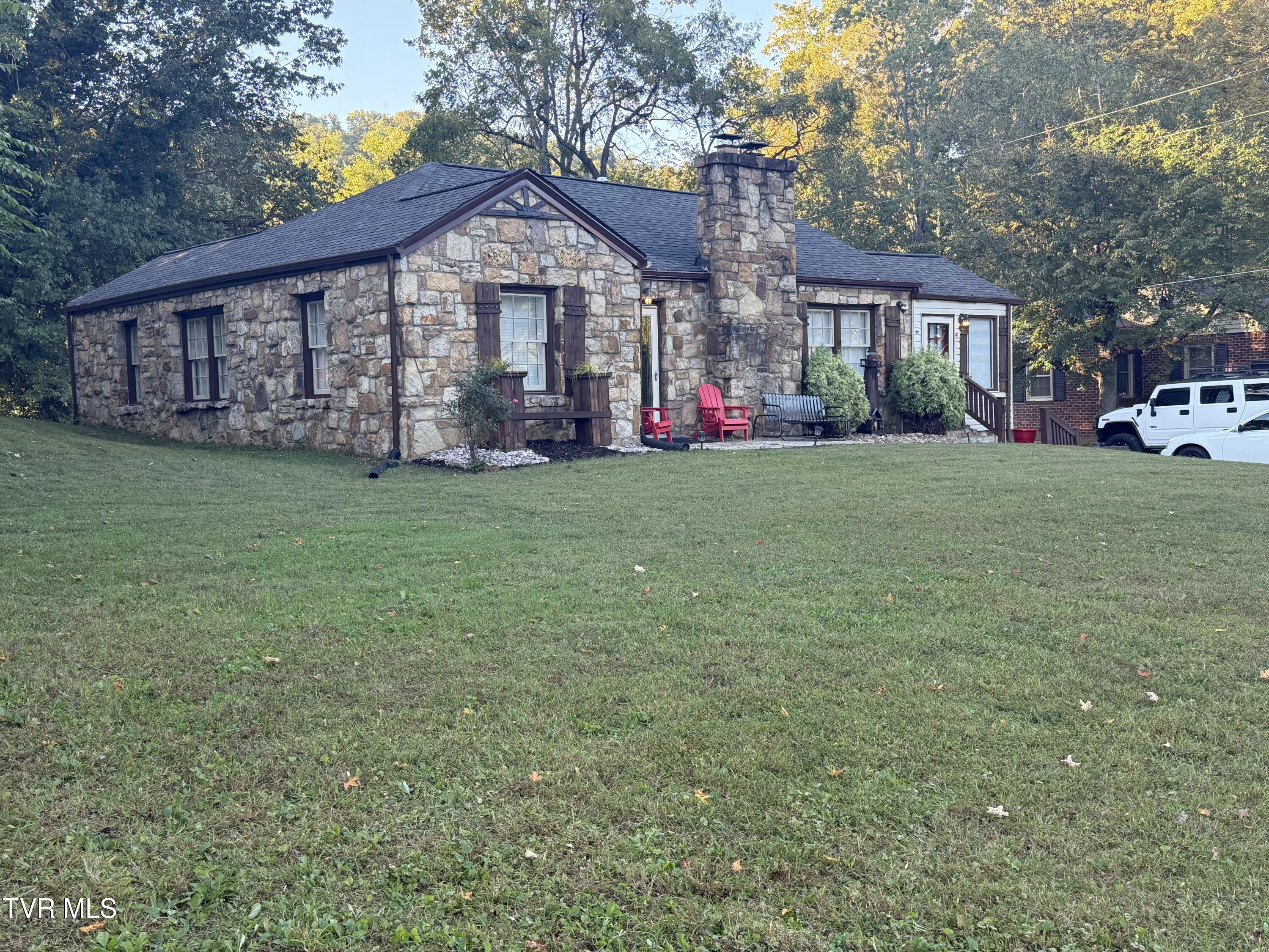 Photo of 3 bed, 2 bath, 1,950 sq ft single family residence at 423 Circle Drive