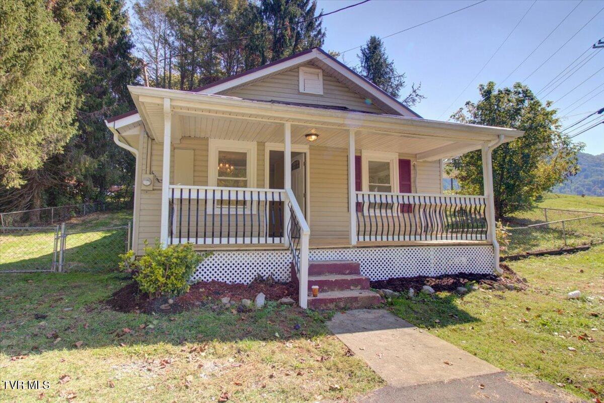 Photo of 3 bed, 2 bath, 1,254 sq ft single family residence at 1529 Riverview Drive