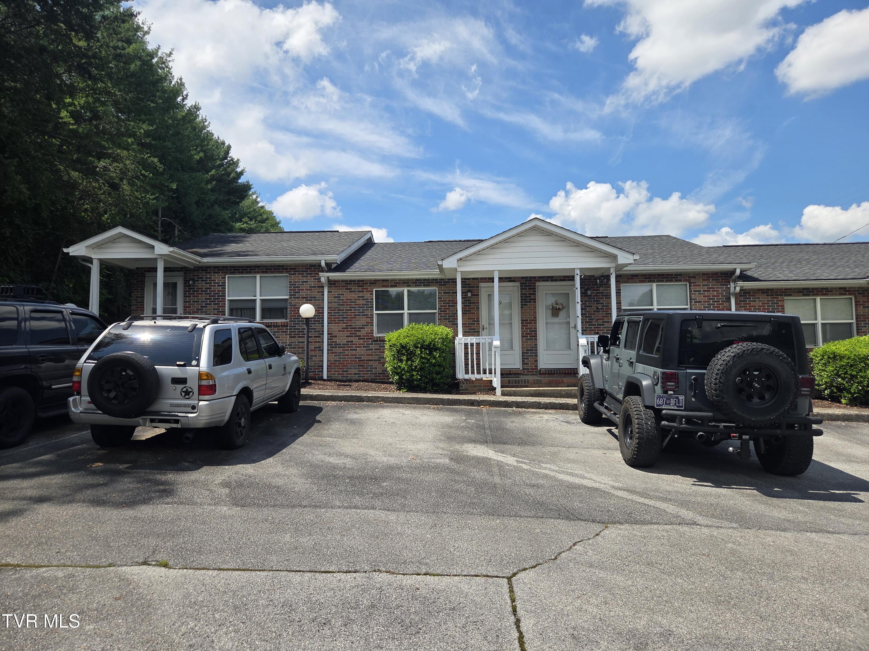 Photo of 1 bed, 1 bath, 700 sq ft residential lease at 2814 Plymouth Road #15