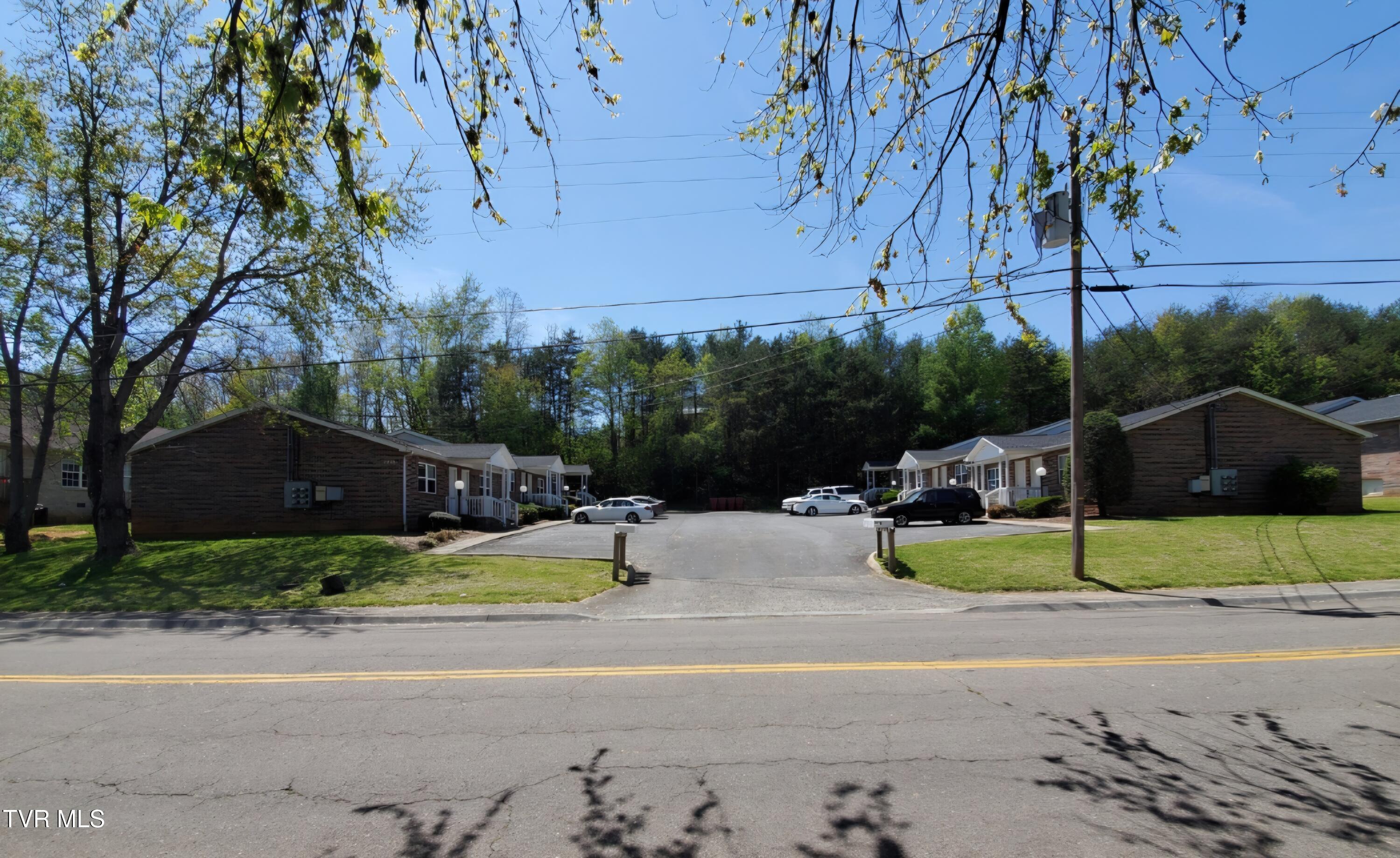 1 bed, 1 bath, 700 sq ft residential lease at 2814 Plymouth Road #15