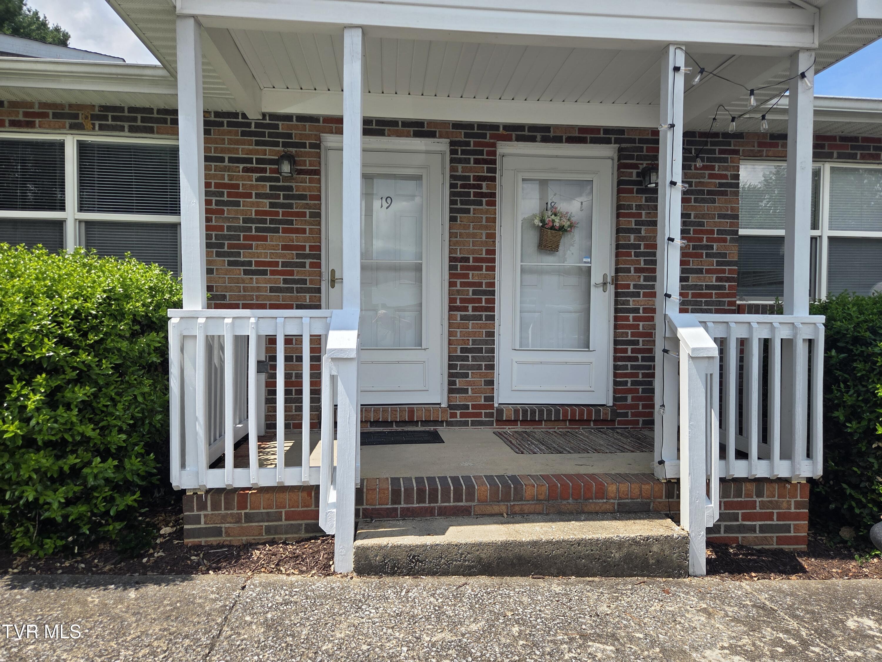 1 bed, 1 bath, 700 sq ft residential lease at 2814 Plymouth Road #15