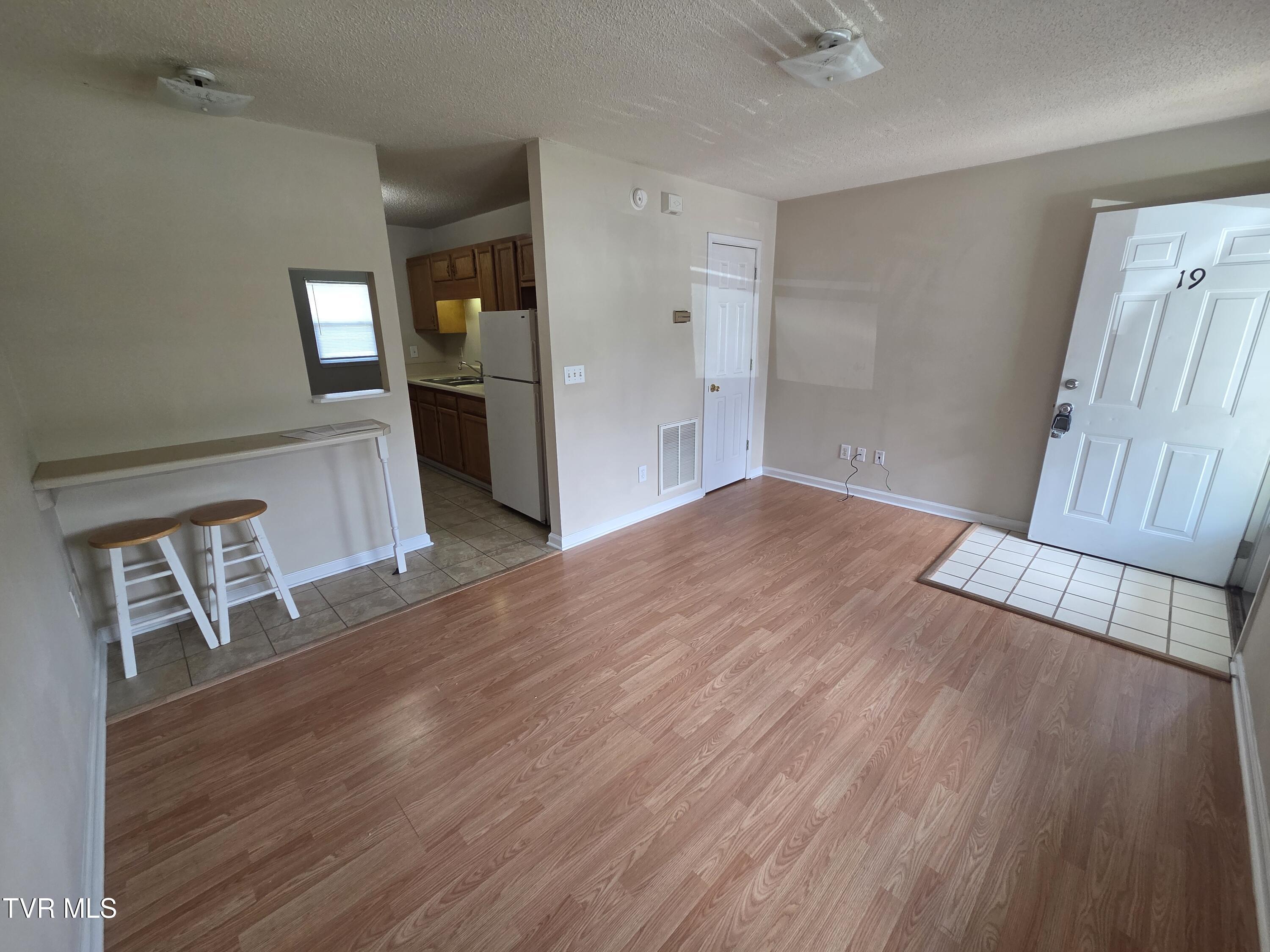 1 bed, 1 bath, 700 sq ft residential lease at 2814 Plymouth Road #15