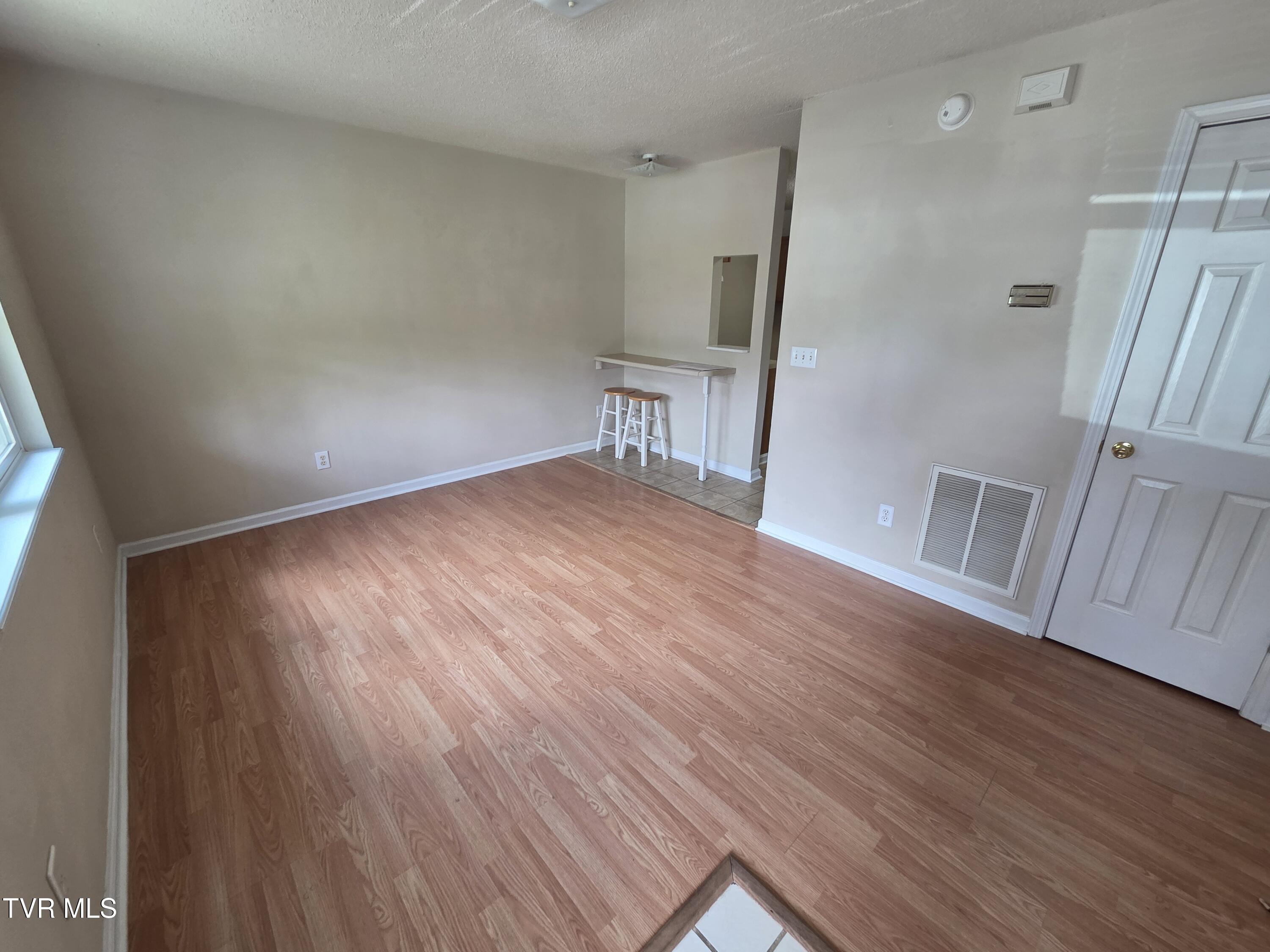 1 bed, 1 bath, 700 sq ft residential lease at 2814 Plymouth Road #15