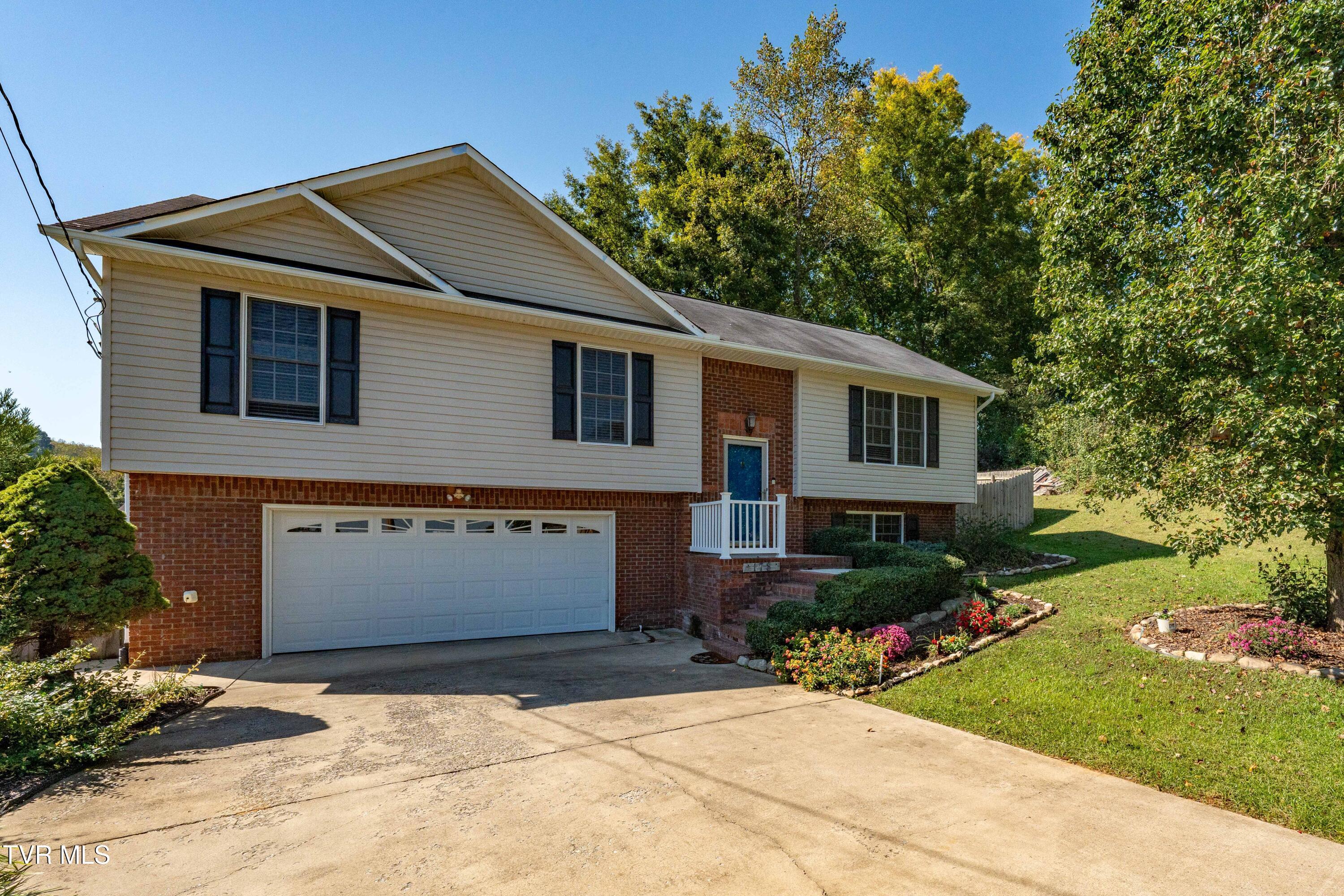 Photo of 3 bed, 3 bath, 1,816 sq ft single family residence at 178 Hunters Run Lane