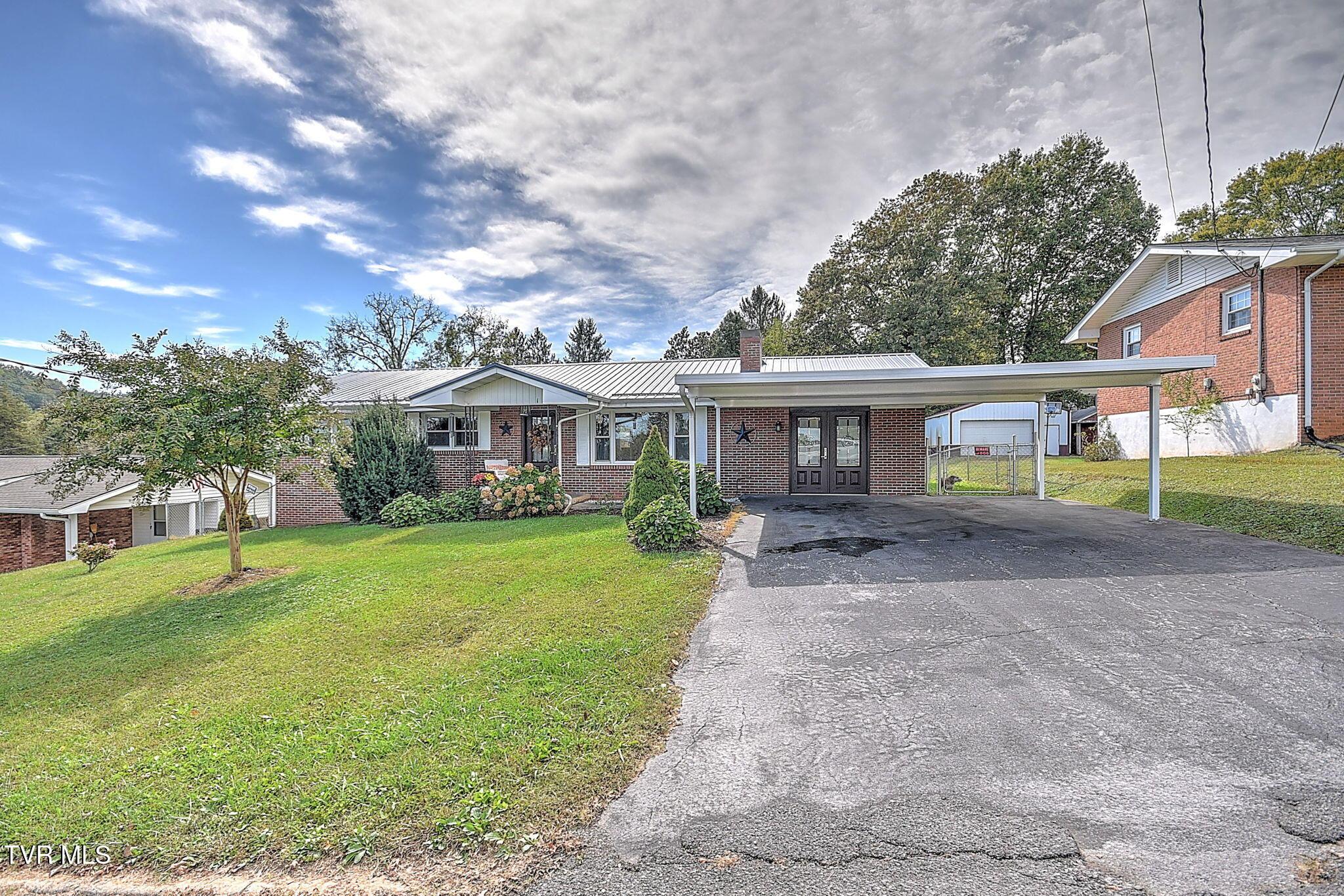 Photo of 4 bed, 3 bath, 1,793 sq ft single family residence at 141 East Central