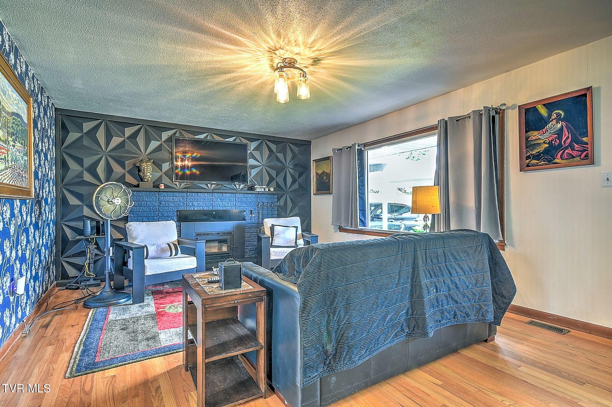 6-web-or-mls-141 E Central BK-6