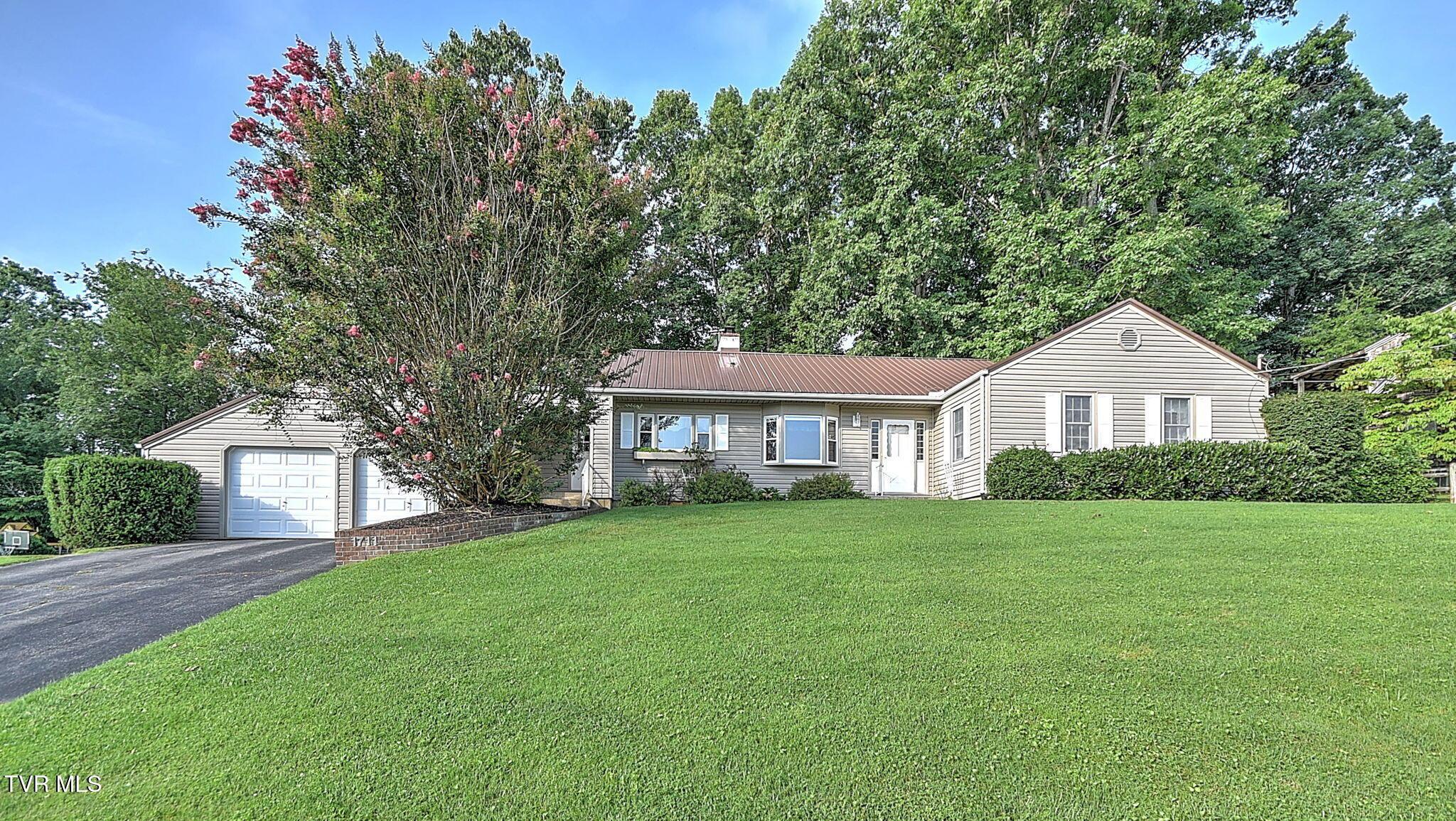 Photo of 3 bed, 2 bath, 1,943 sq ft single family residence at 1711 Brentwood Drive