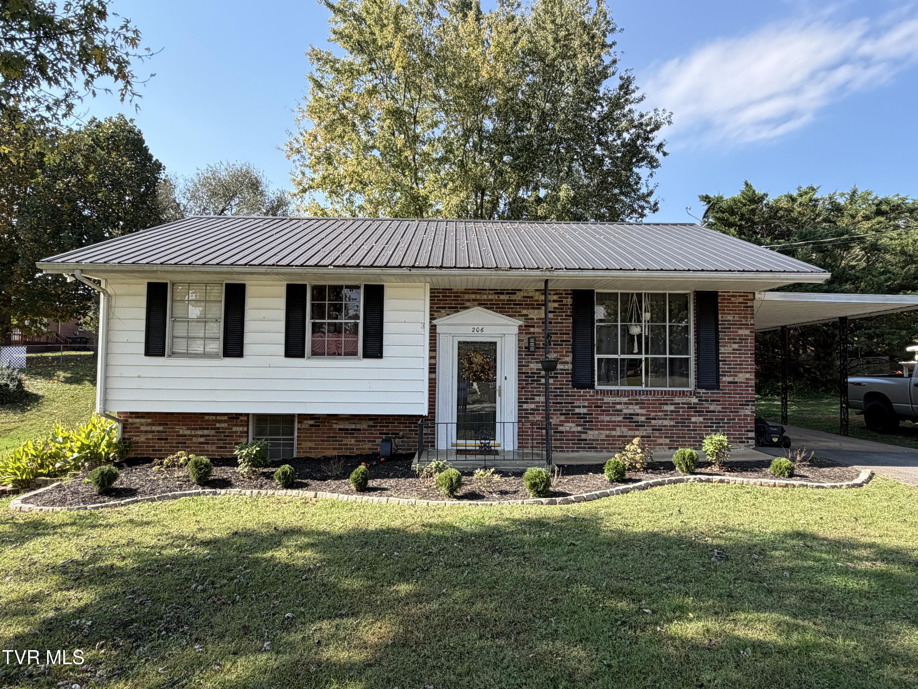 Photo of 3 bed, 2 bath, 1,616 sq ft single family residence at 206 Alderman Drive