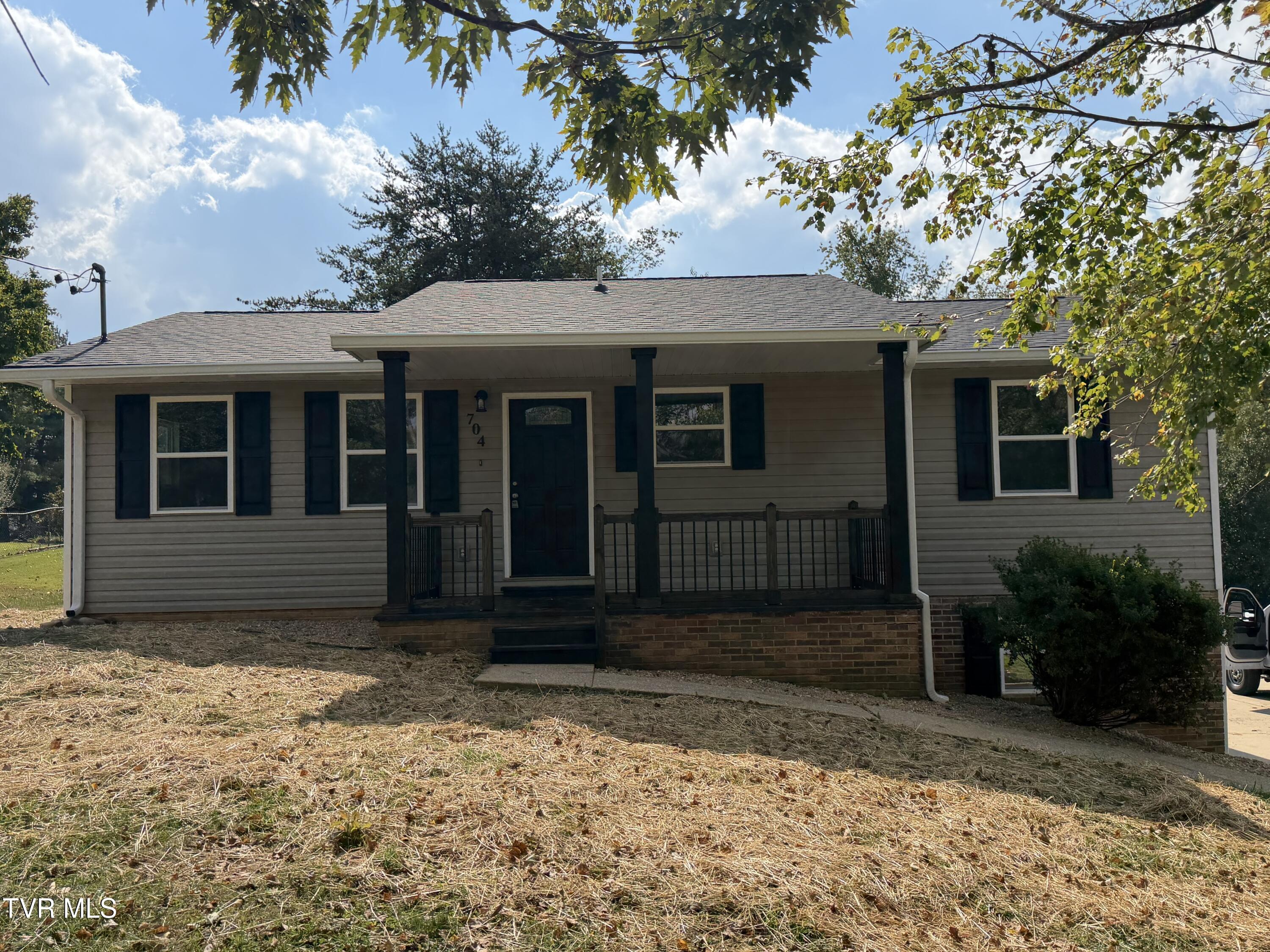 Photo of 3 bed, 1 bath, 1,092 sq ft single family residence at 704 Wykle Road