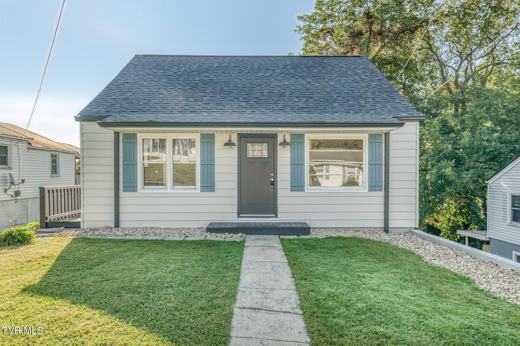 Photo of 3 bed, 1 bath, 1,124 sq ft single family residence at 427 Peachtree Street