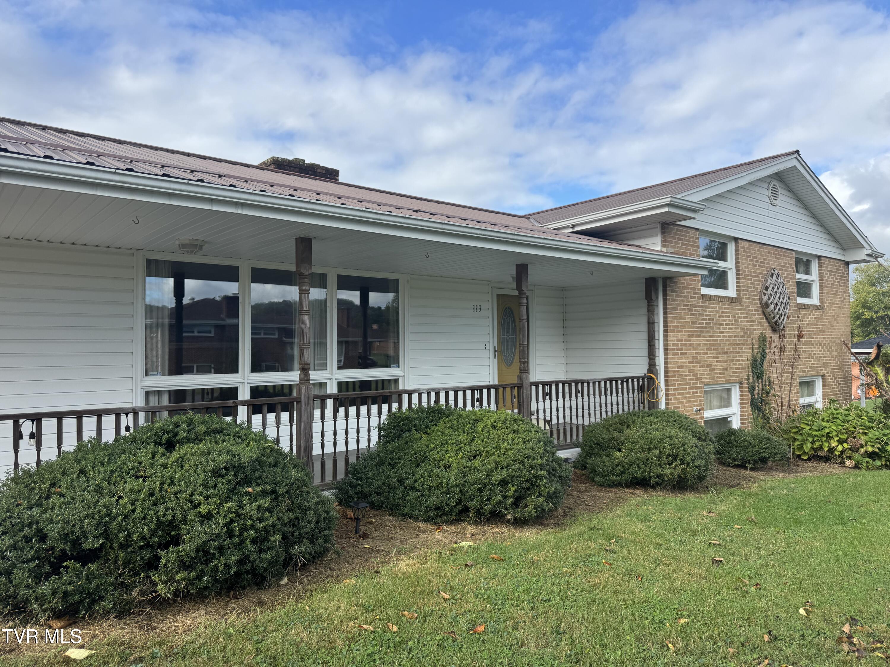 Photo of 3 bed, 2 bath, 1,384 sq ft single family residence at 113 Rosefield Drive