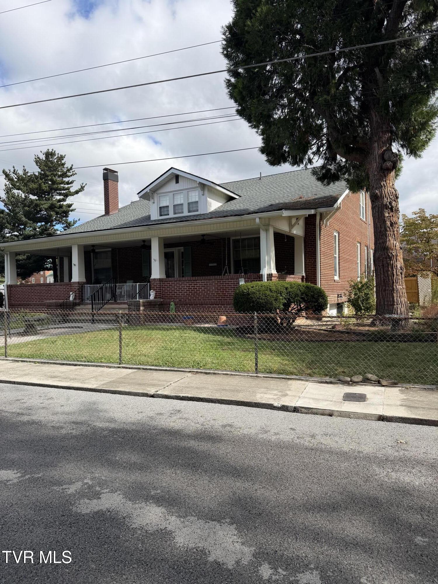 Photo of 6 bed, 3 bath, 9,100 sq ft single family residence at 200 South Rogers Street