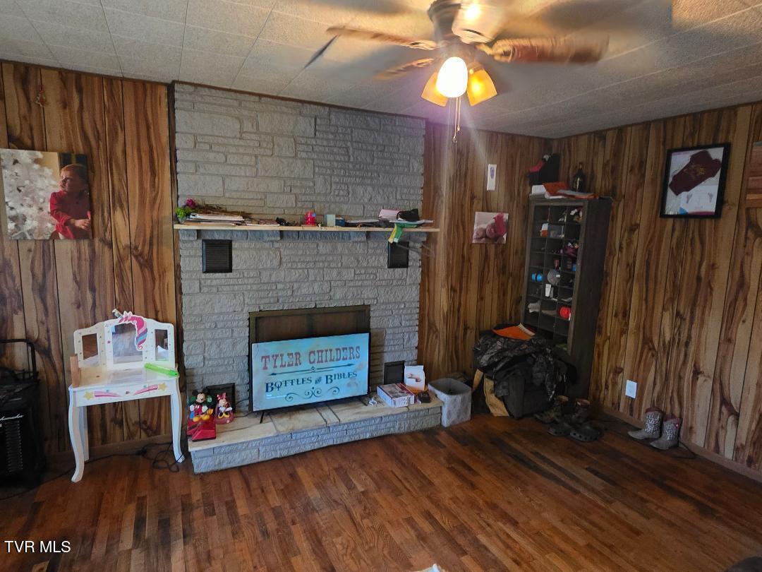 LIV ROOM WITH FIREPLACE