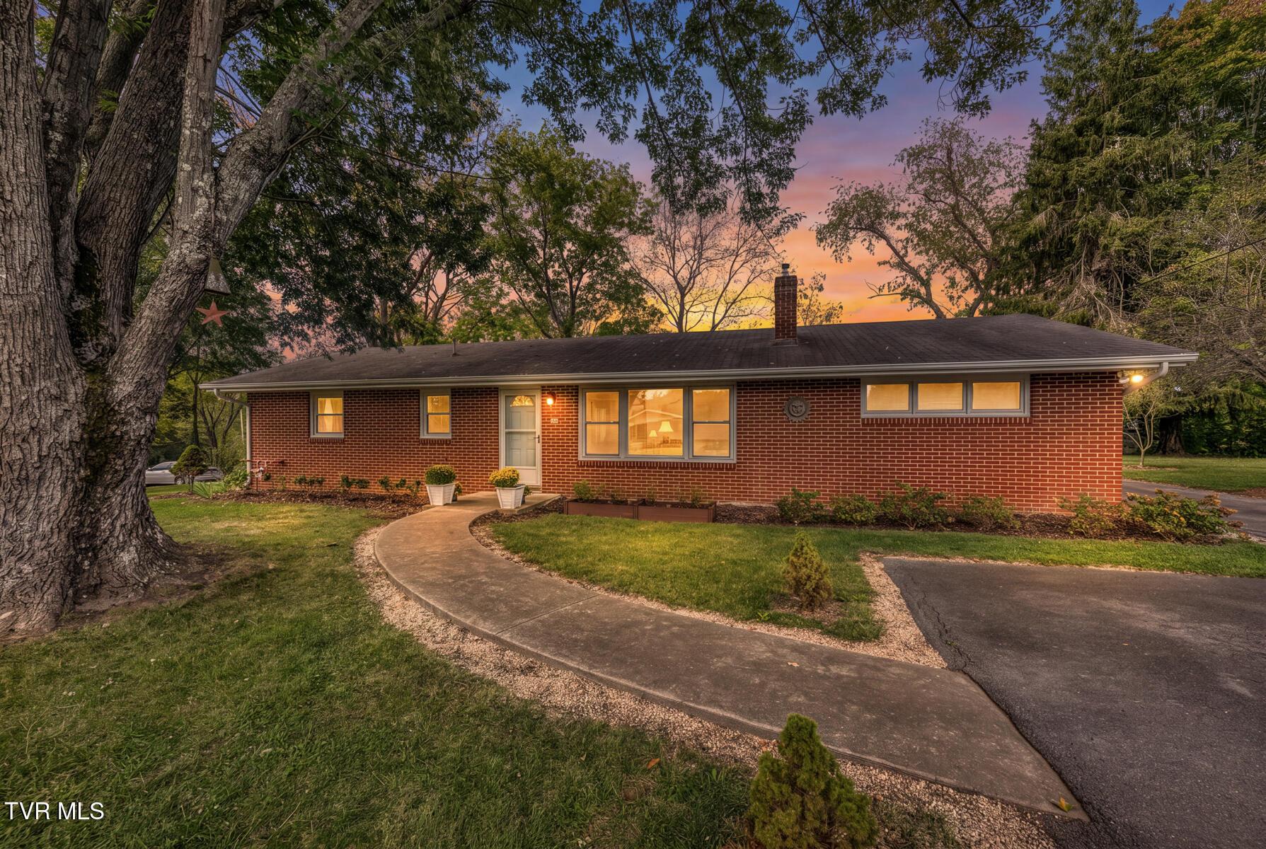 Photo of 3 bed, 2 bath, 1,593 sq ft single family residence at 133 Northeast Drive
