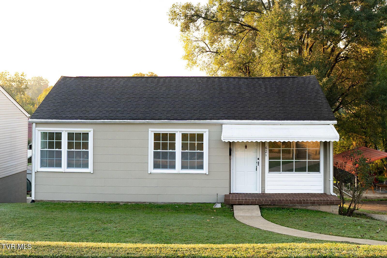 Photo of 3 bed, 1 bath, 1,744 sq ft single family residence at 621 Jackson Street