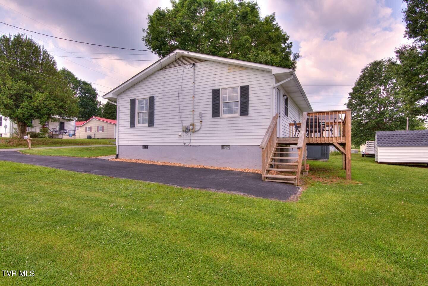 Photo of 2 bed, 2 bath, 896 sq ft residential lease at 2418 Vines Street
