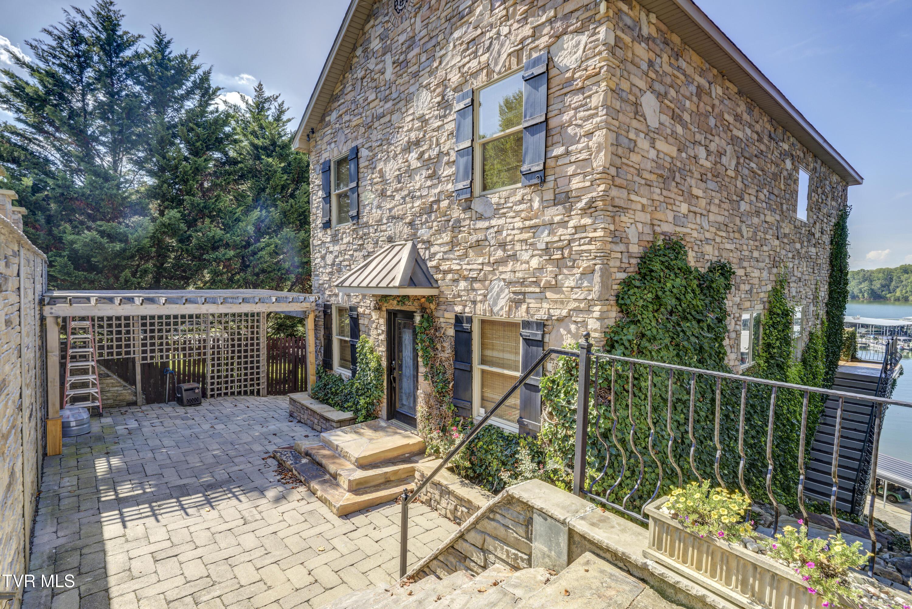 Photo of 4 bed, 4 bath, 3,483 sq ft single family residence at 667 Rockingham Road