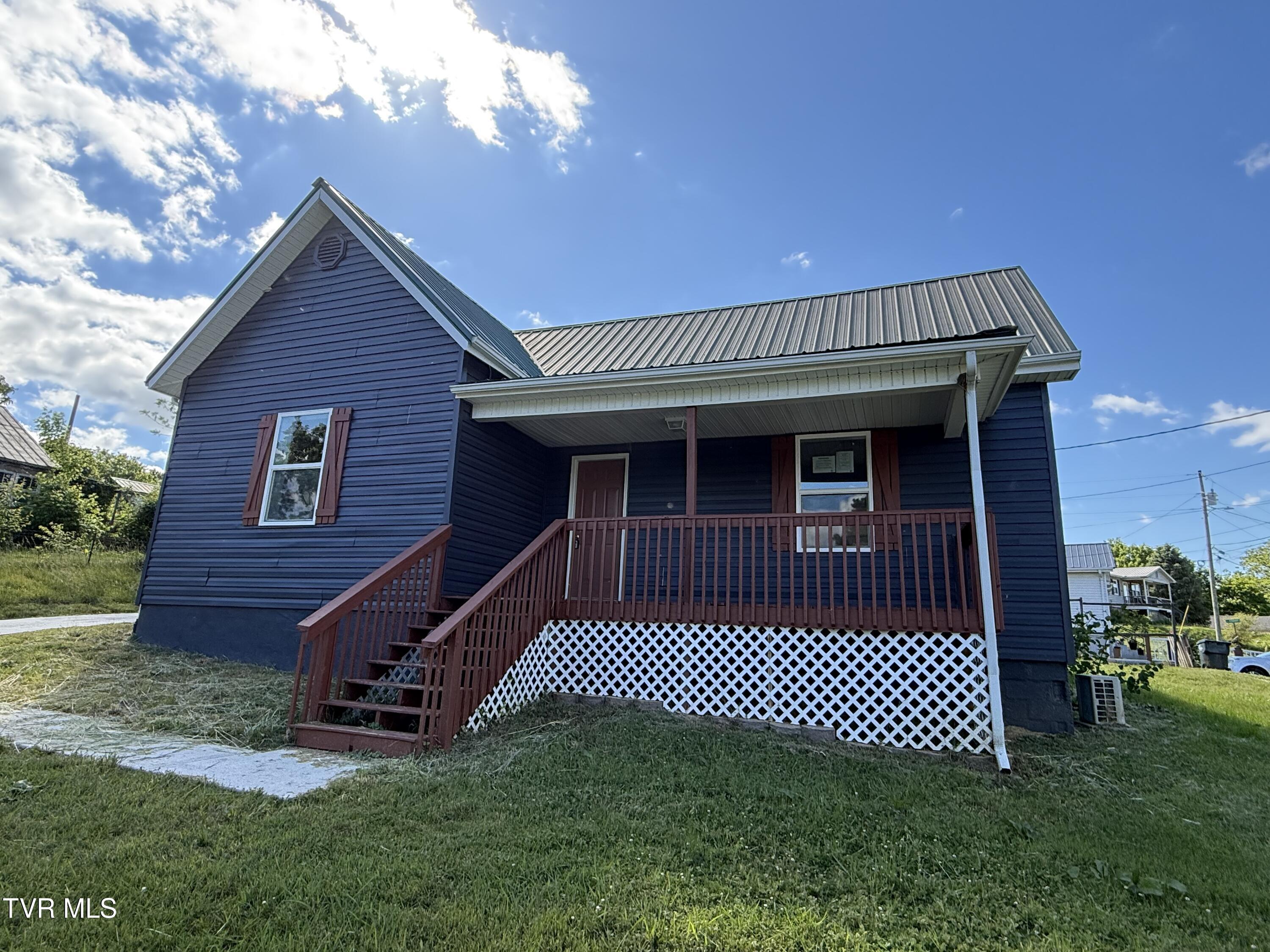 Photo of 2 bed, 1 bath, 1,419 sq ft single family residence at 411 South Hill Street